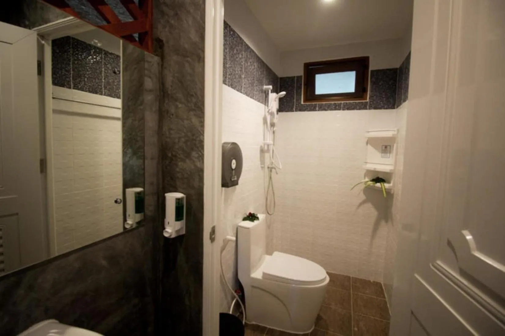 Shower in Blanco Hostel Lanta 18 to 35