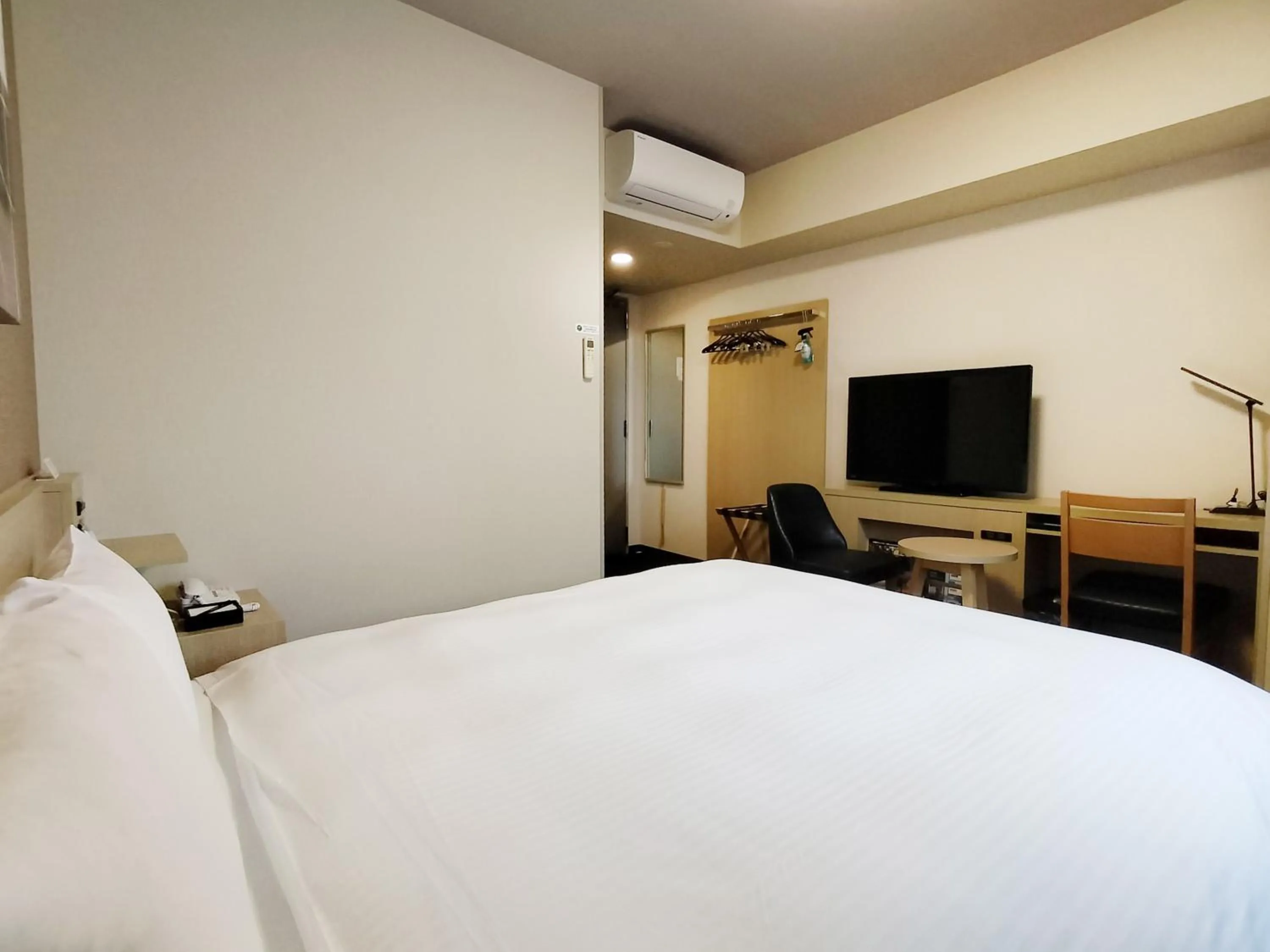 Bed in Hotel Route-Inn Takaoka Ekimae