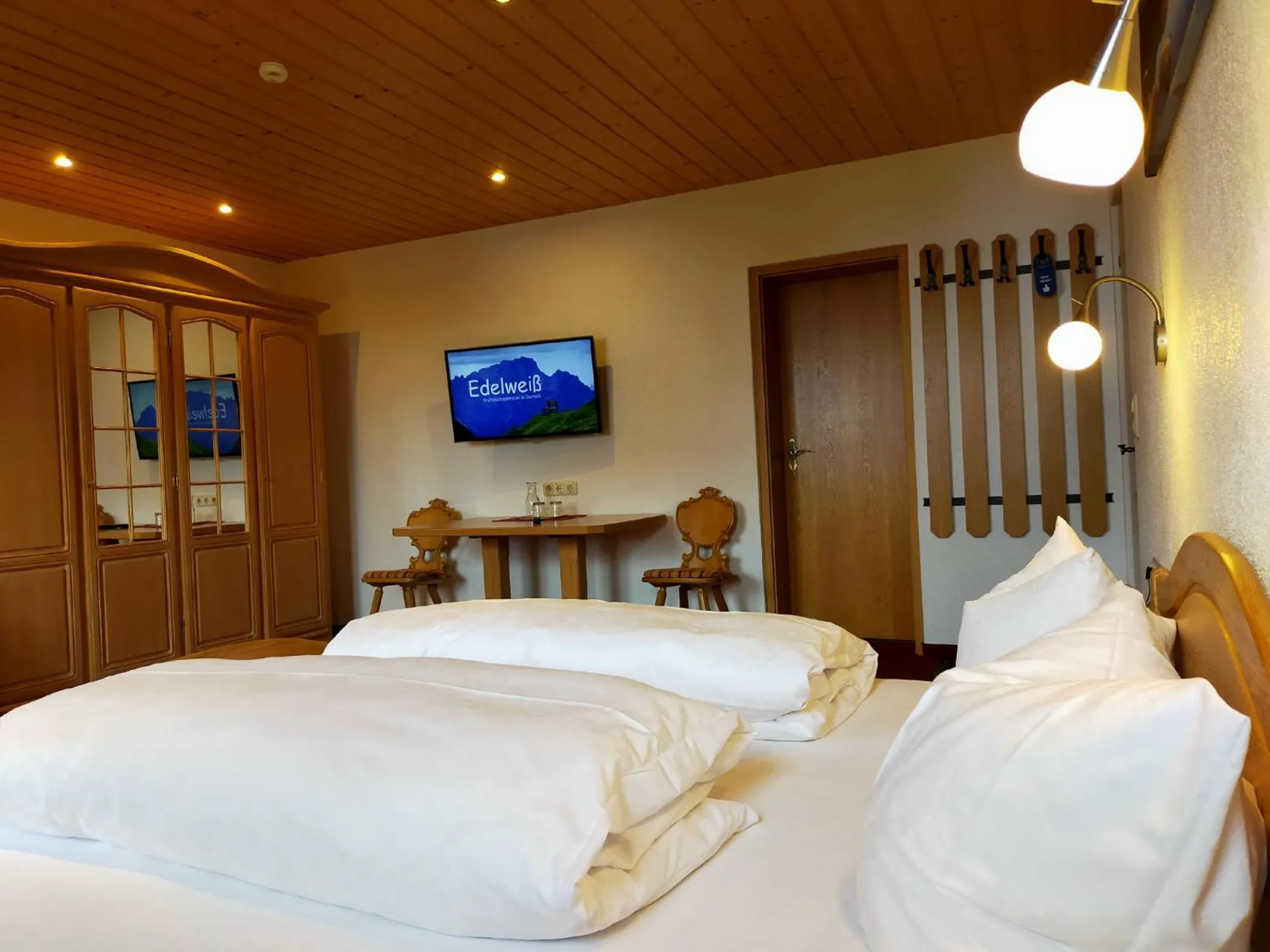 Photo of the whole room, Bed in Pension Edelweiss