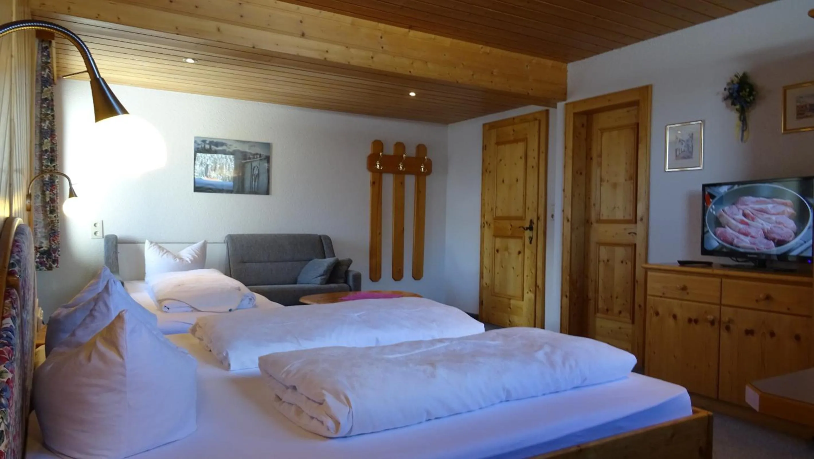 Photo of the whole room, Bed in Pension Edelweiss