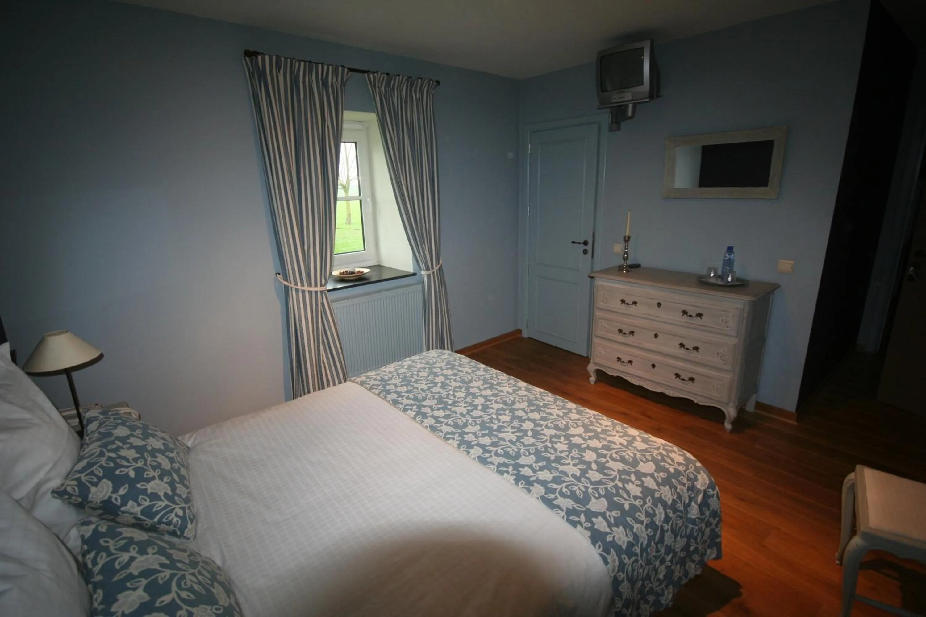 Day, Bed in Hostellerie au Coeur du Spinois