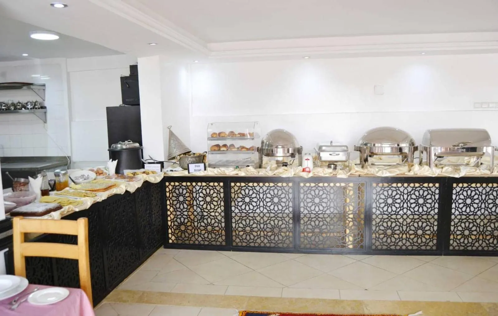 Restaurant/places to eat in Rose Valley Hotel