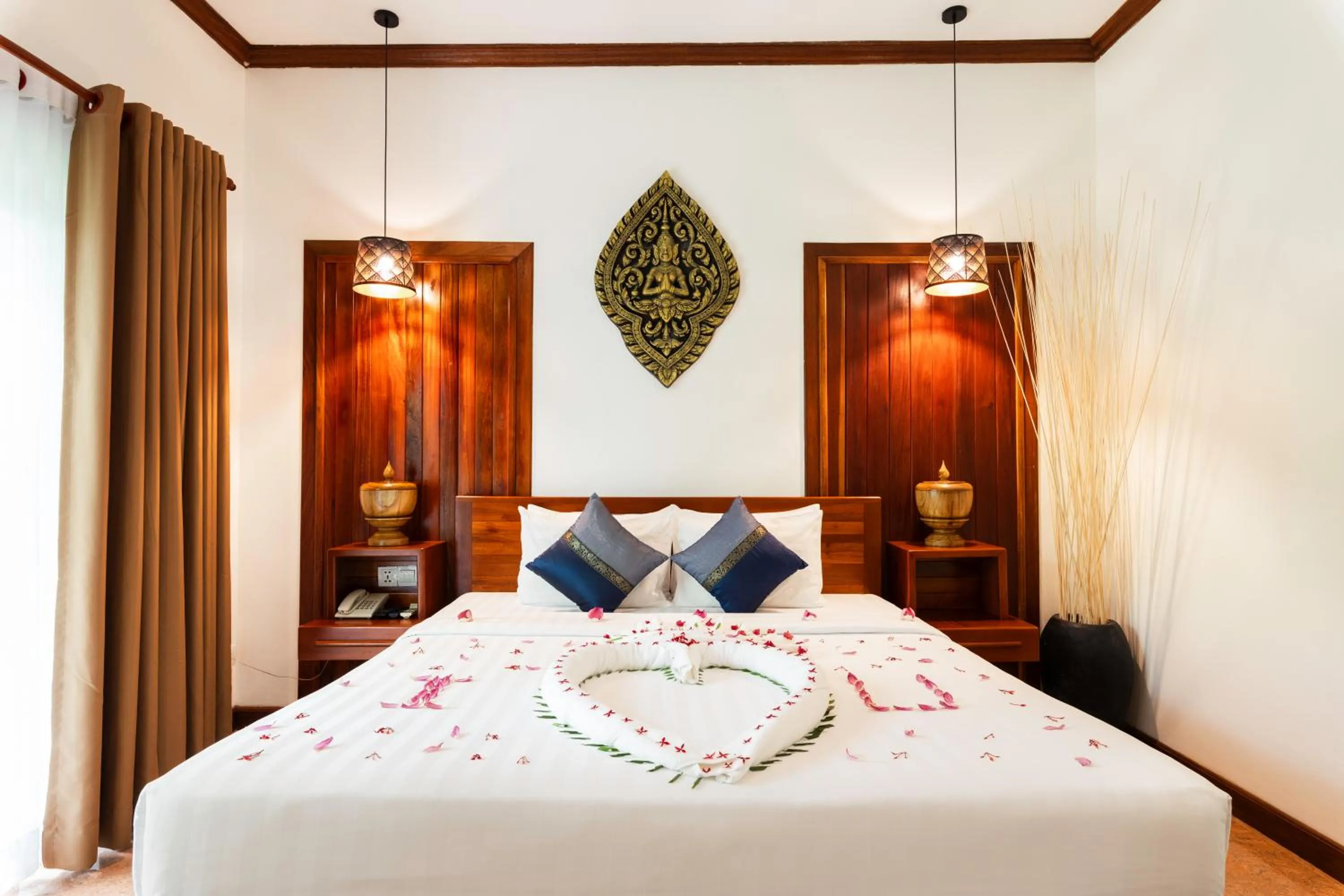 Photo of the whole room, Bed in Peak Elite Boutique