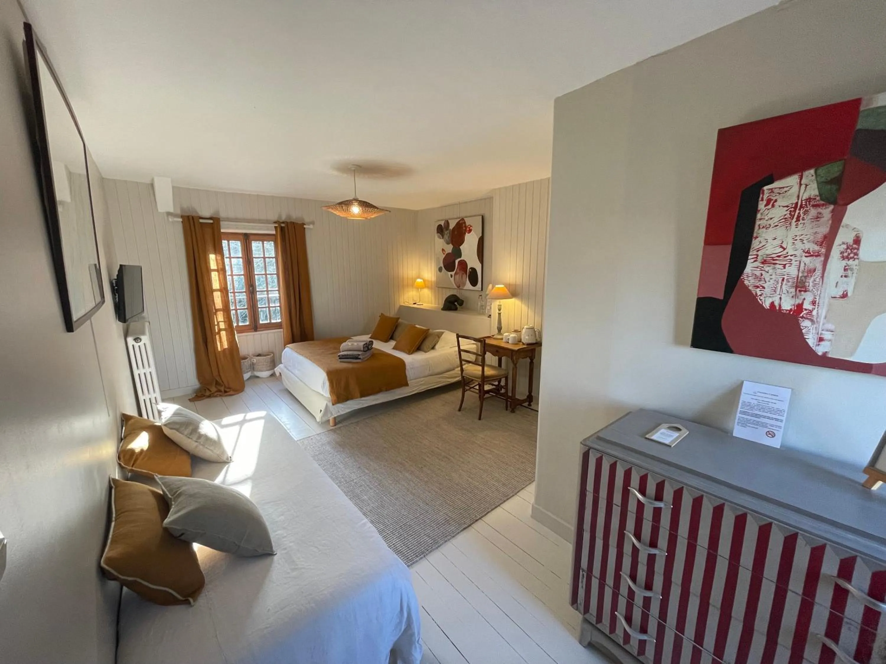 Photo of the whole room, Bed in La Haute Flourie - bed and breakfast -chambres d'hôtes