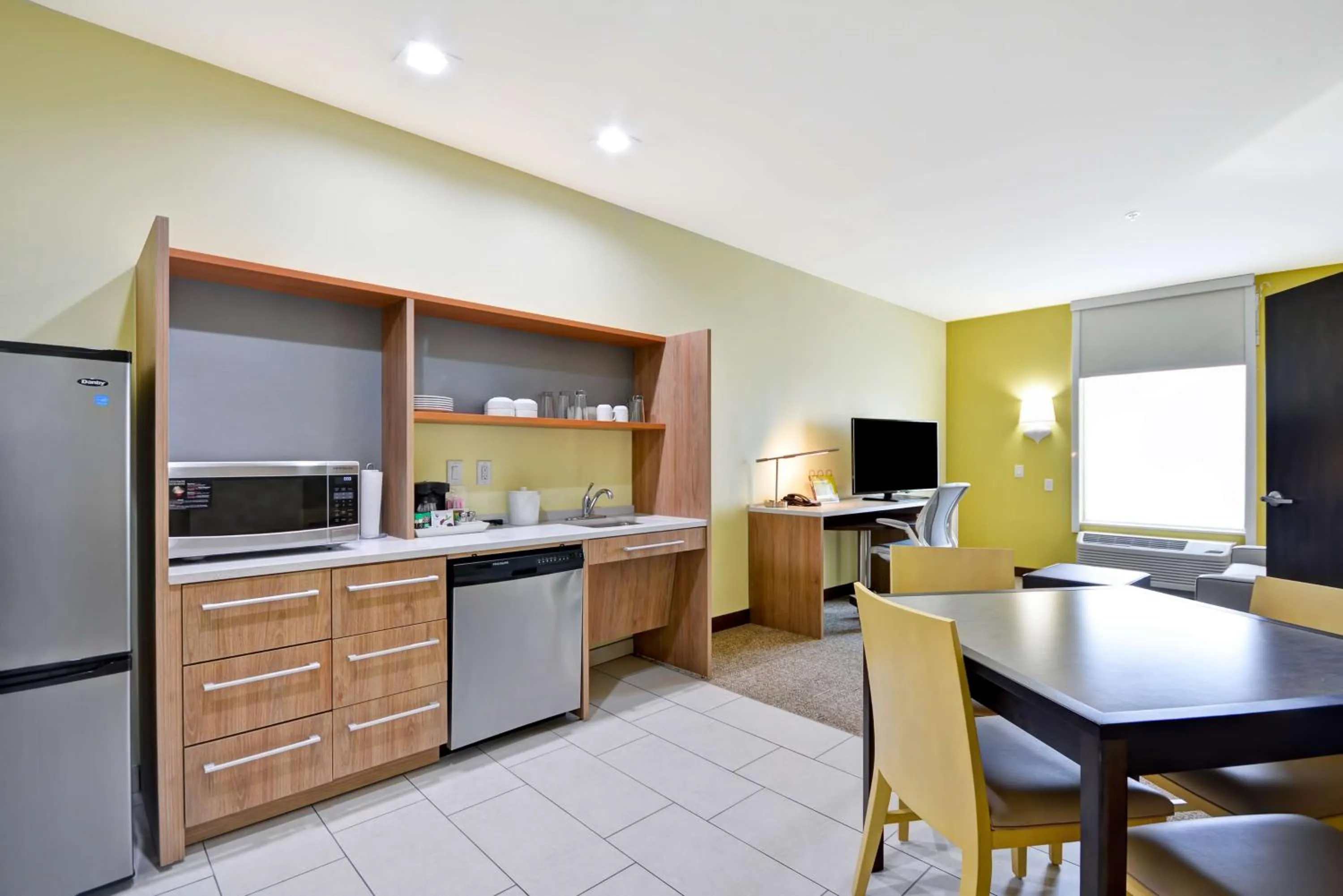 Kitchen or kitchenette in Home2 Suites By Hilton Fort Worth Southwest Cityview