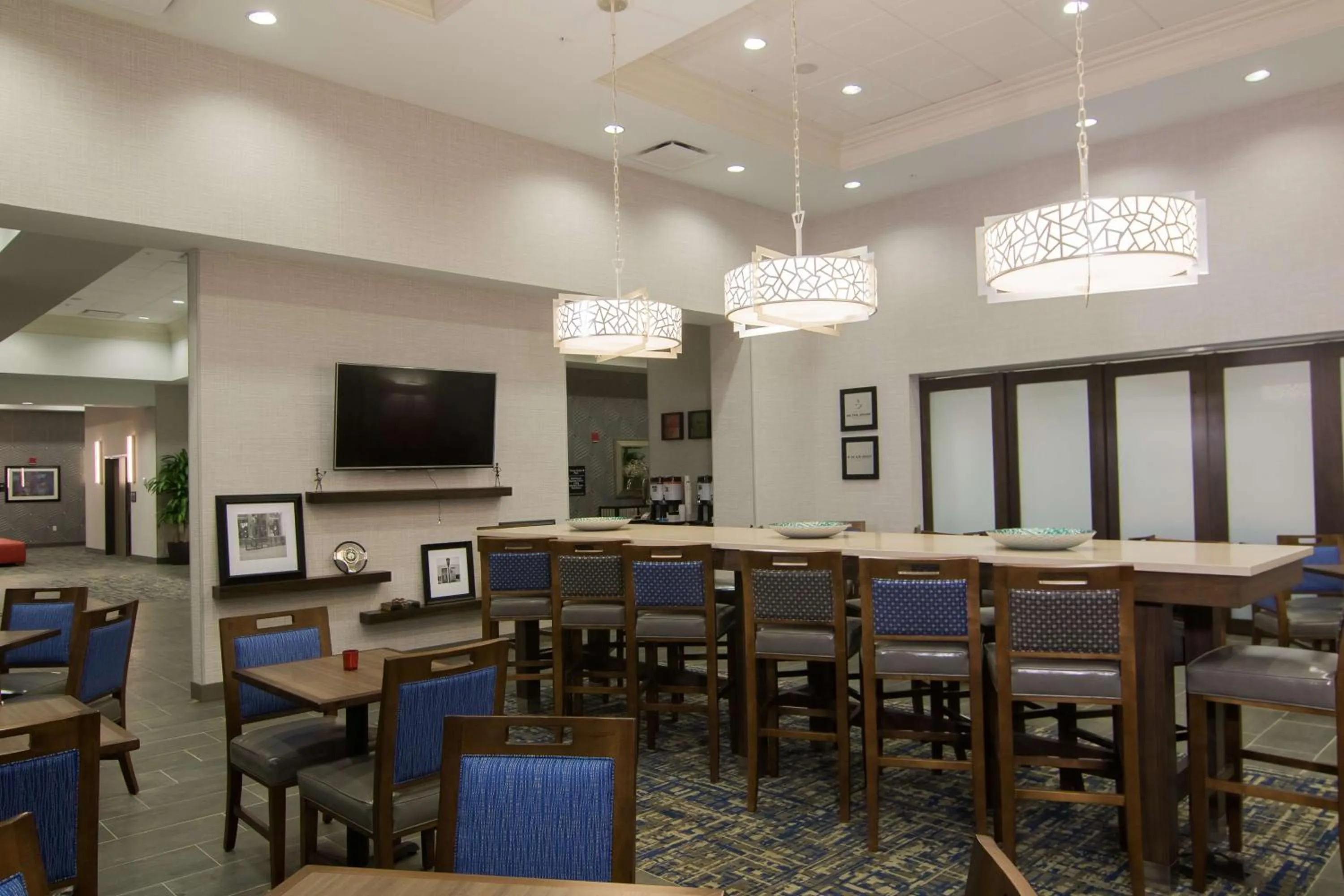 Dining area in Hampton Inn & Suites Tulsa Downtown, Ok