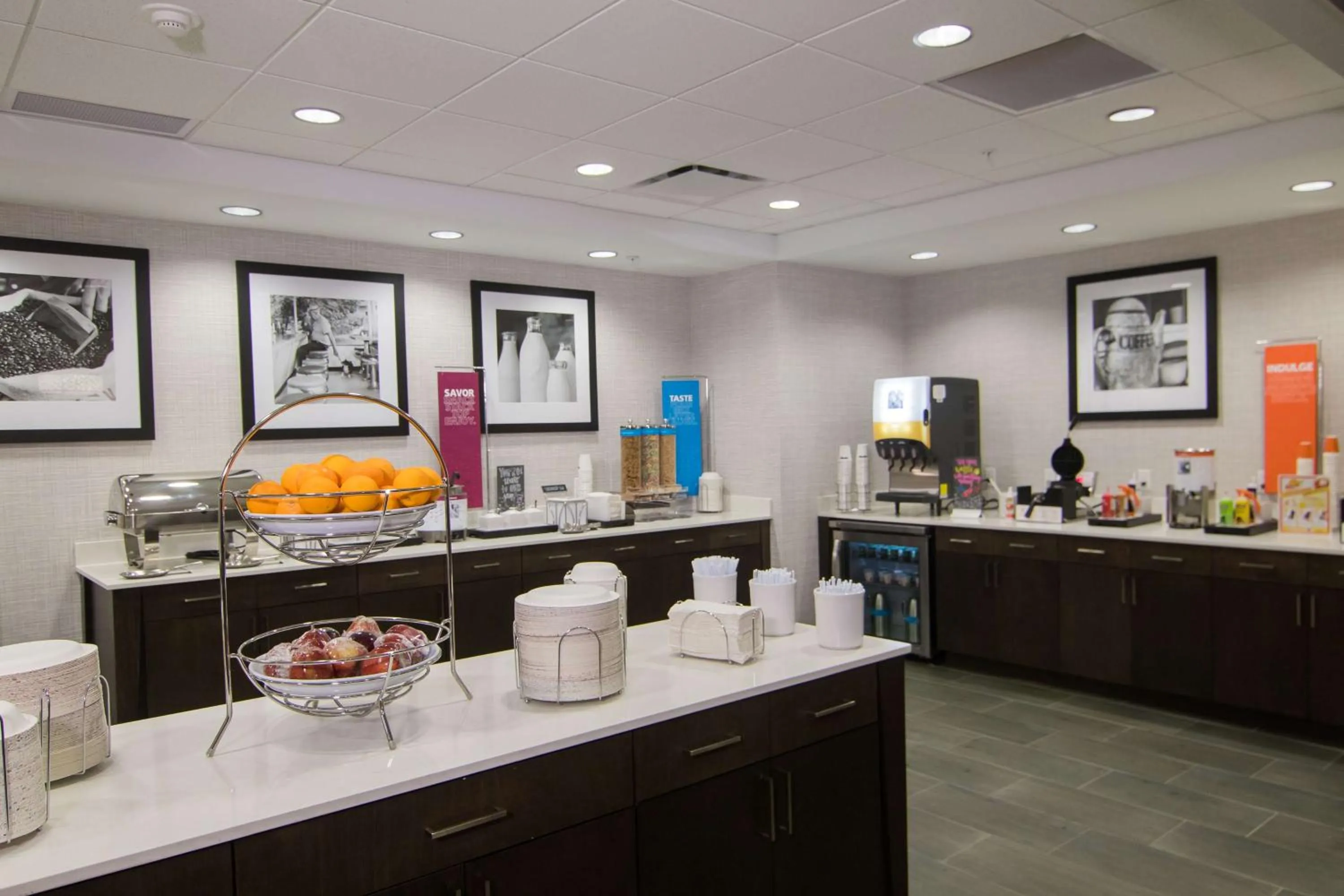 Dining area in Hampton Inn & Suites Tulsa Downtown, Ok