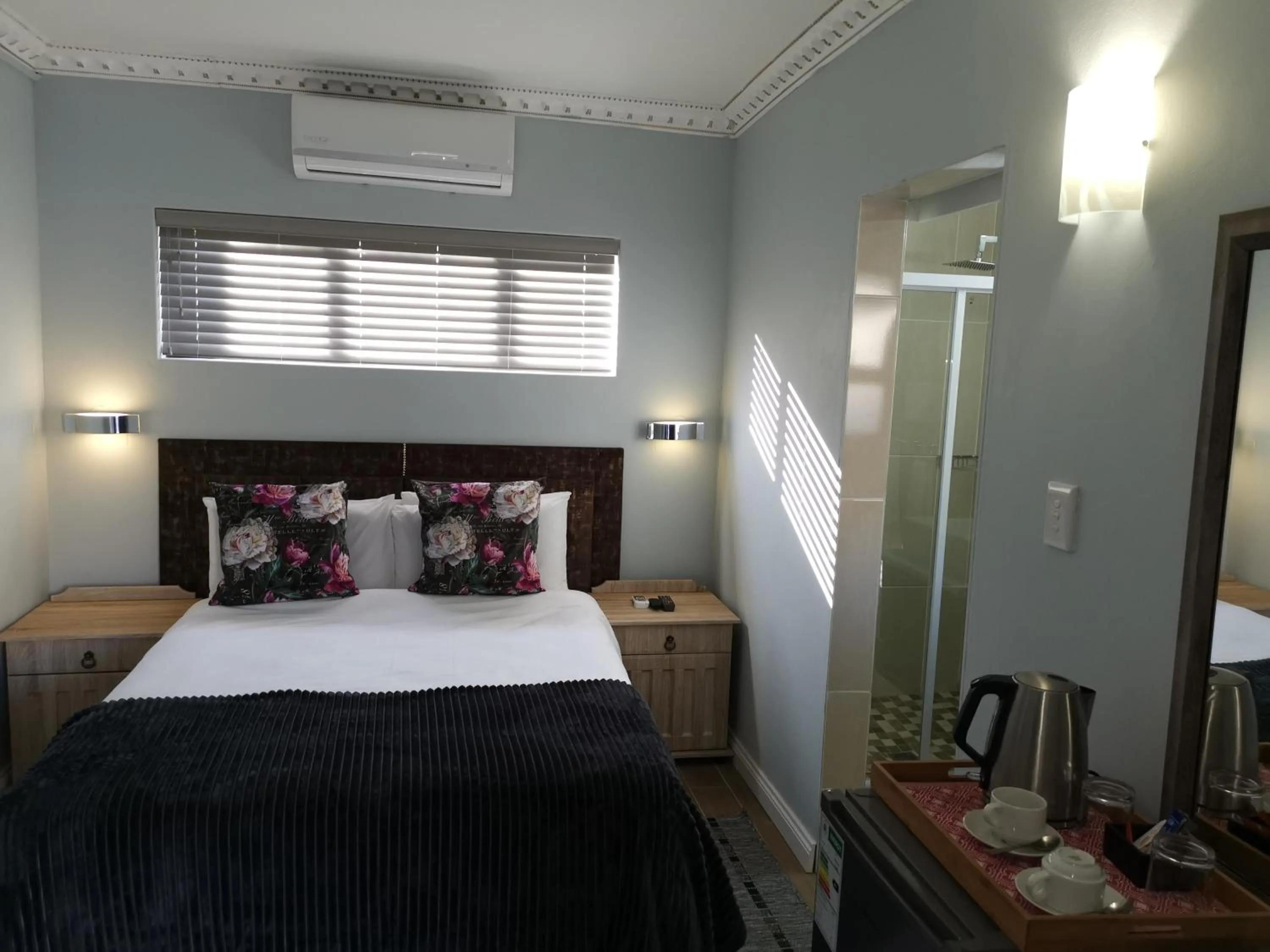 Bed in Lucolo Palace B&B - Mthatha