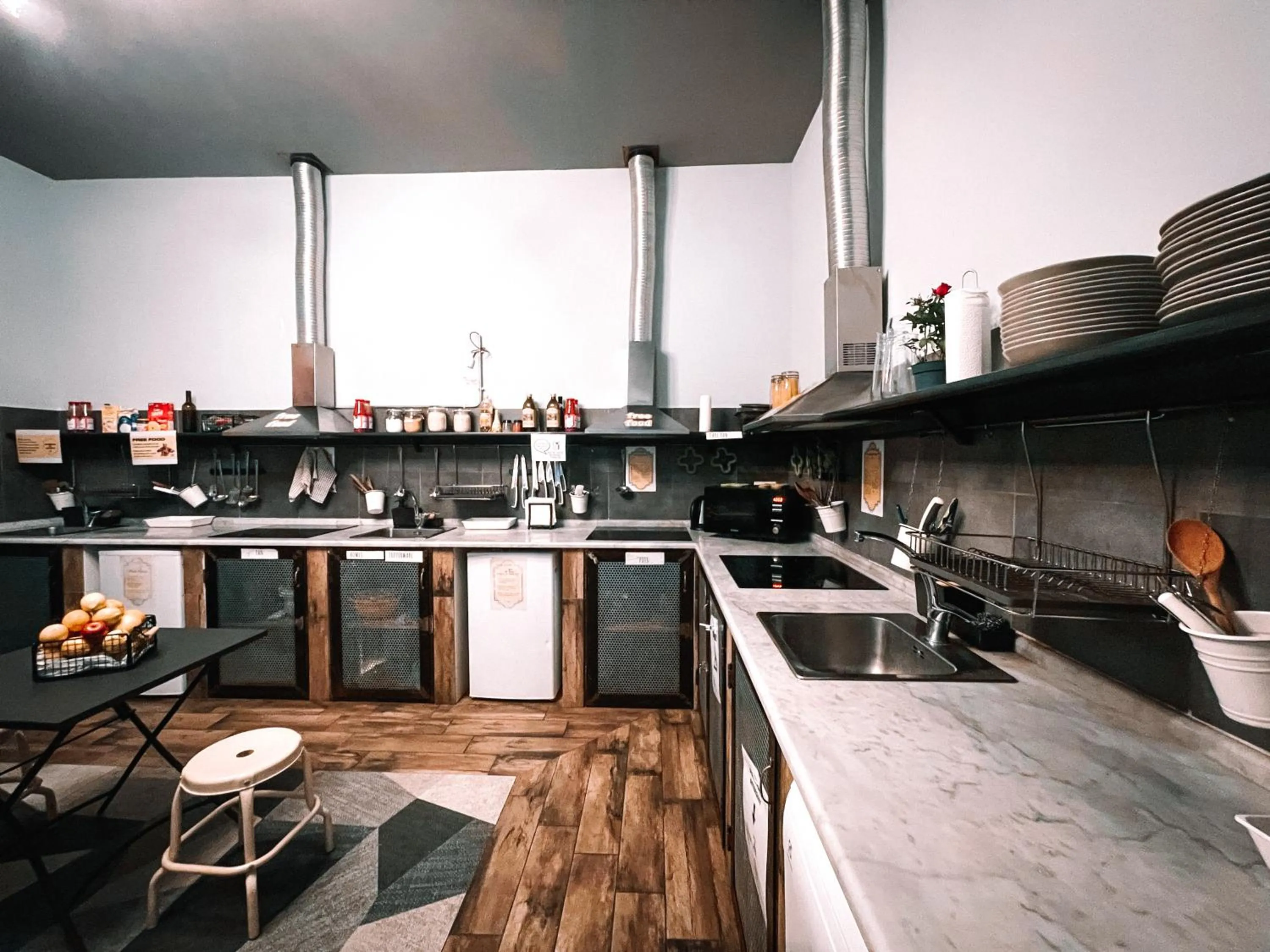 Communal kitchen in Ostello Bello Napoli