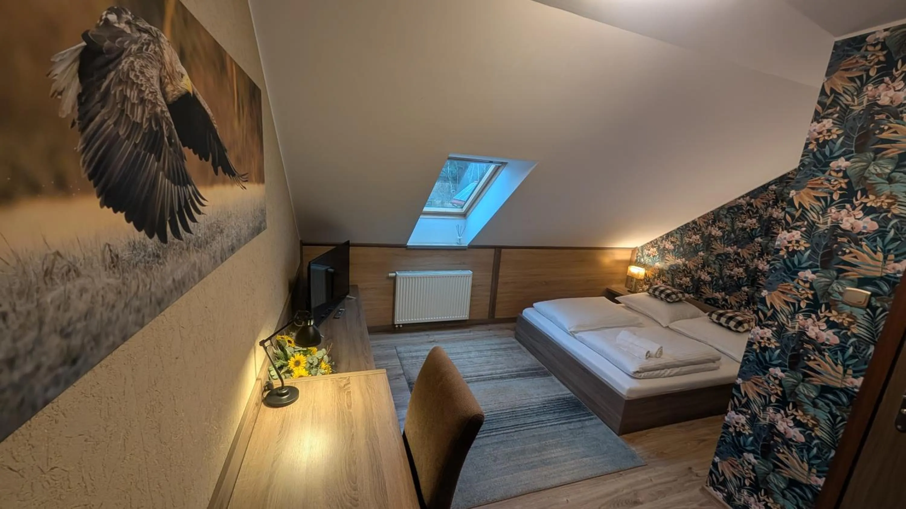 Photo of the whole room, Bed in FitnessFun