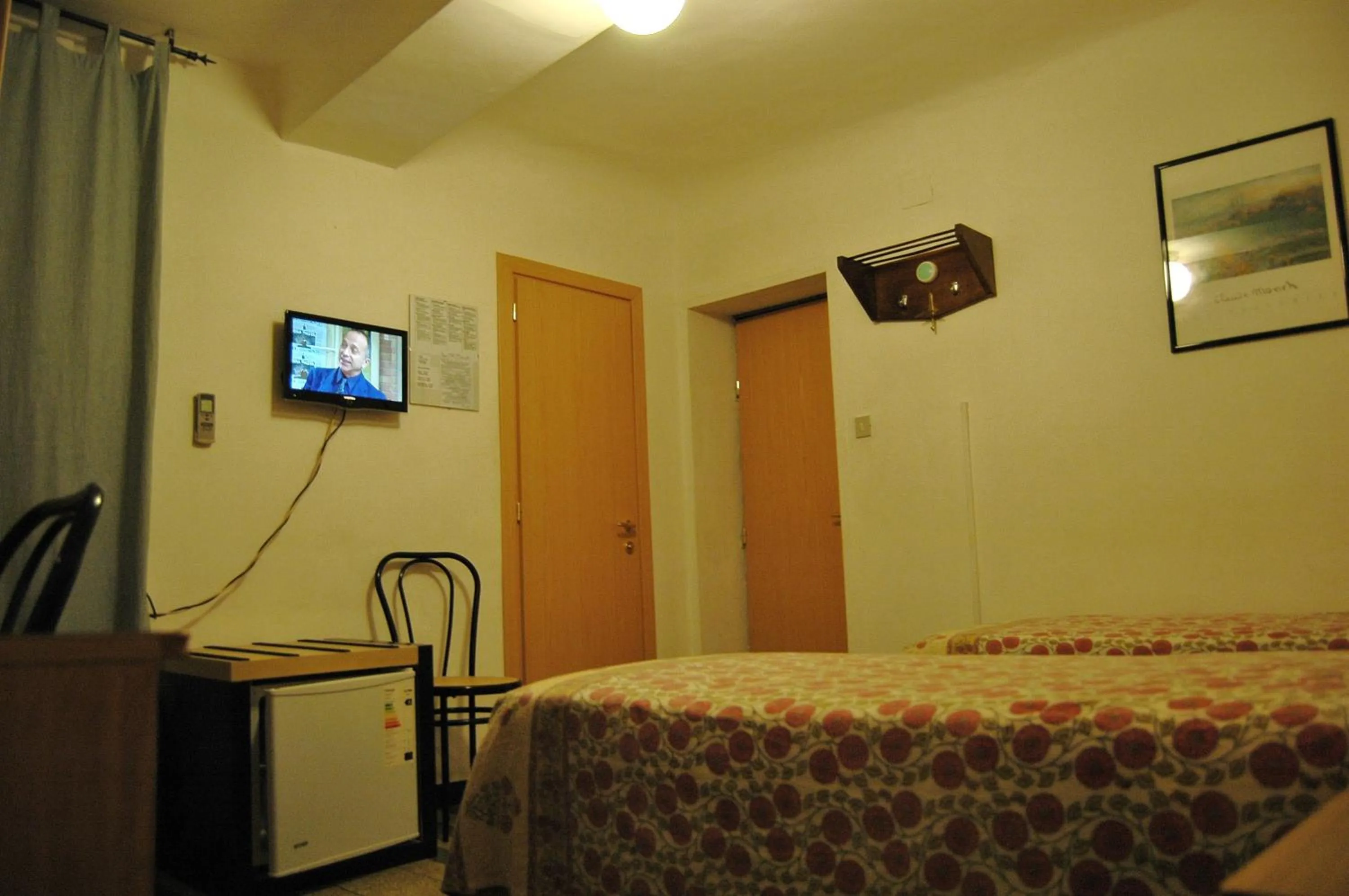 Photo of the whole room, Bed in Hotel Major