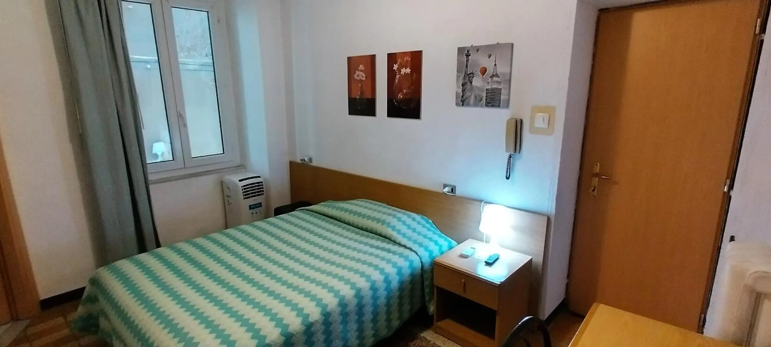 Photo of the whole room, Bed in Hotel Major