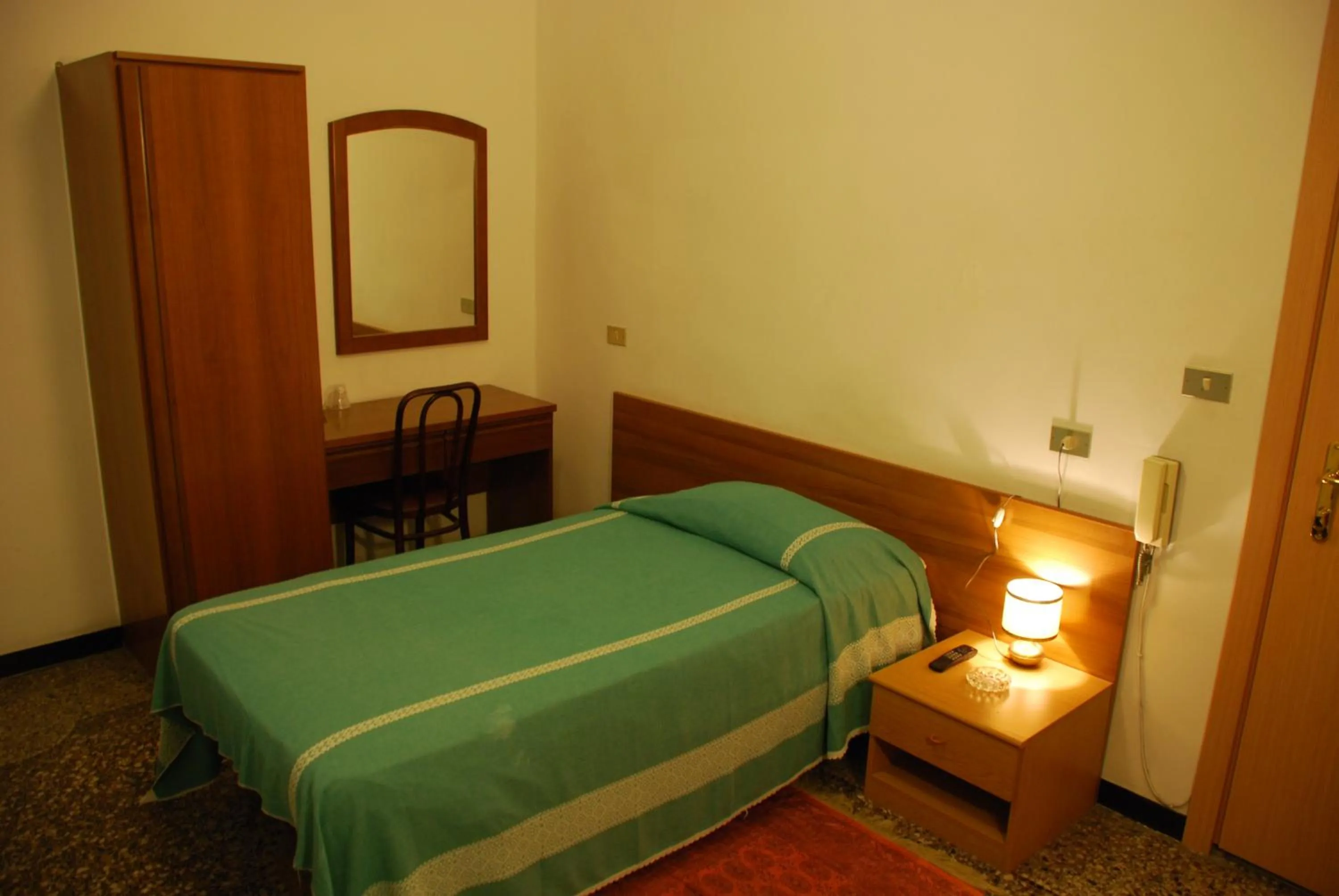 Photo of the whole room, Bed in Hotel Major