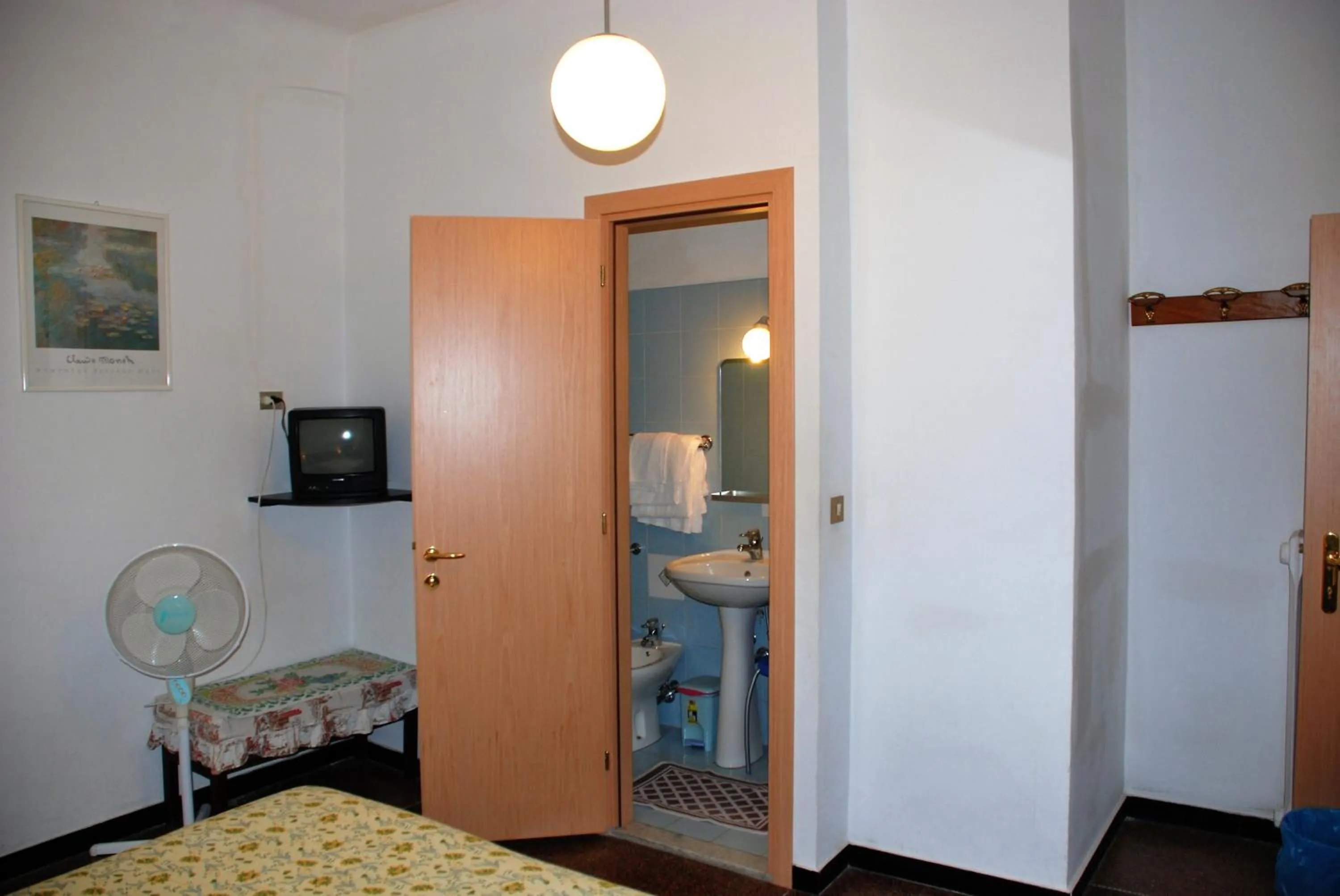 Bathroom, Bed in Hotel Major
