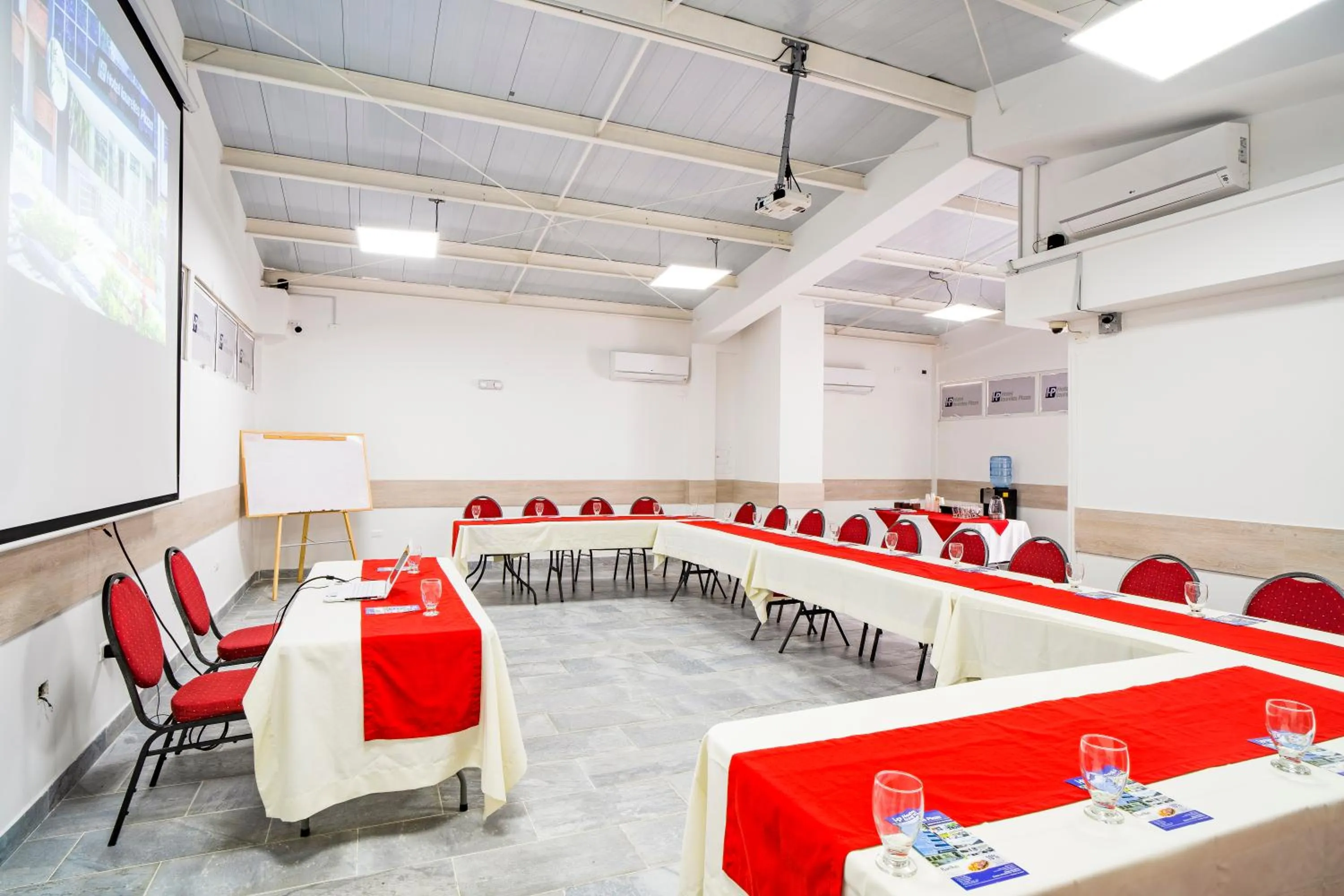 Meeting/conference room in Hotel Laureles Plaza