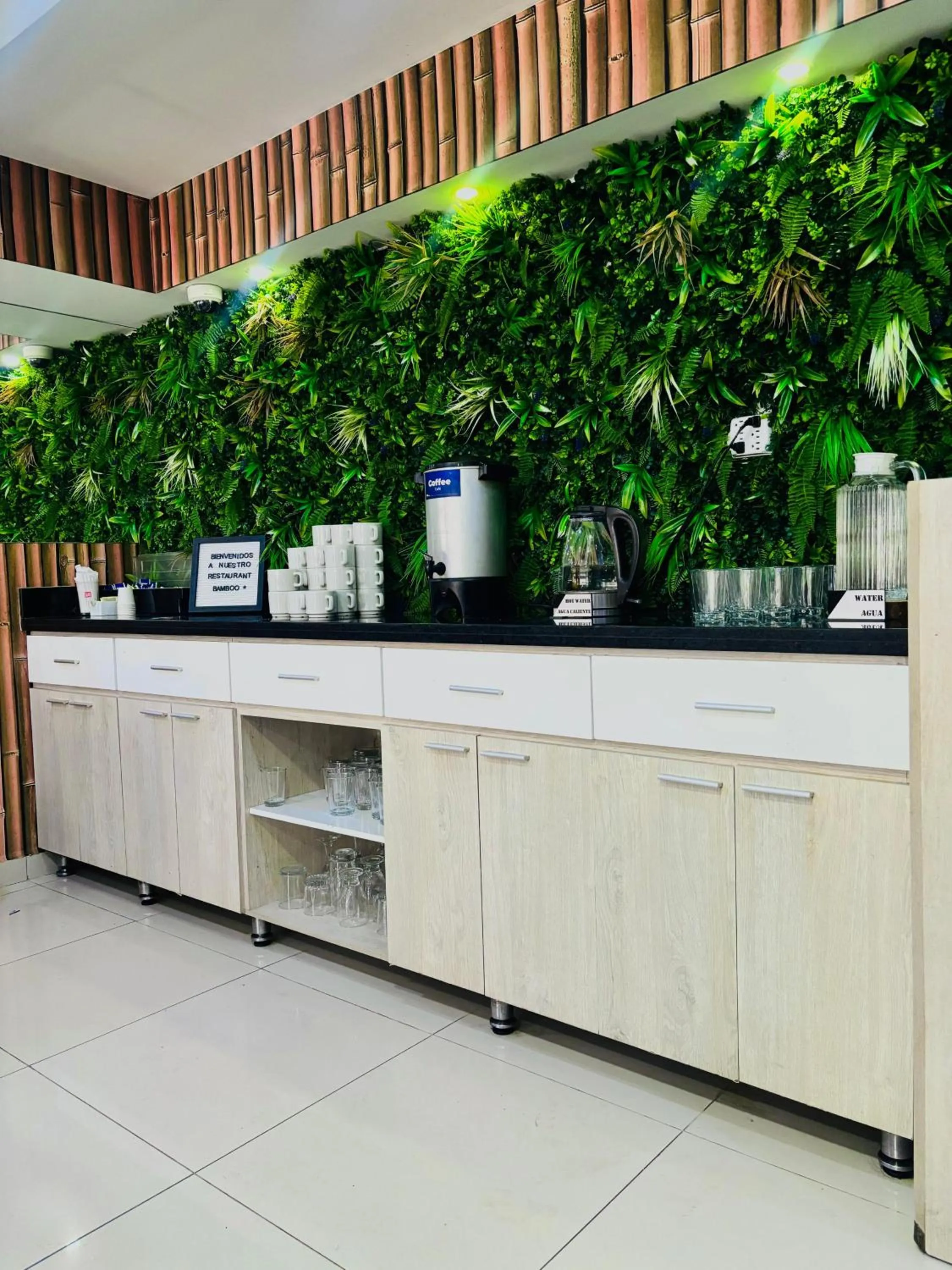 Coffee/tea facilities in Hotel Laureles Plaza