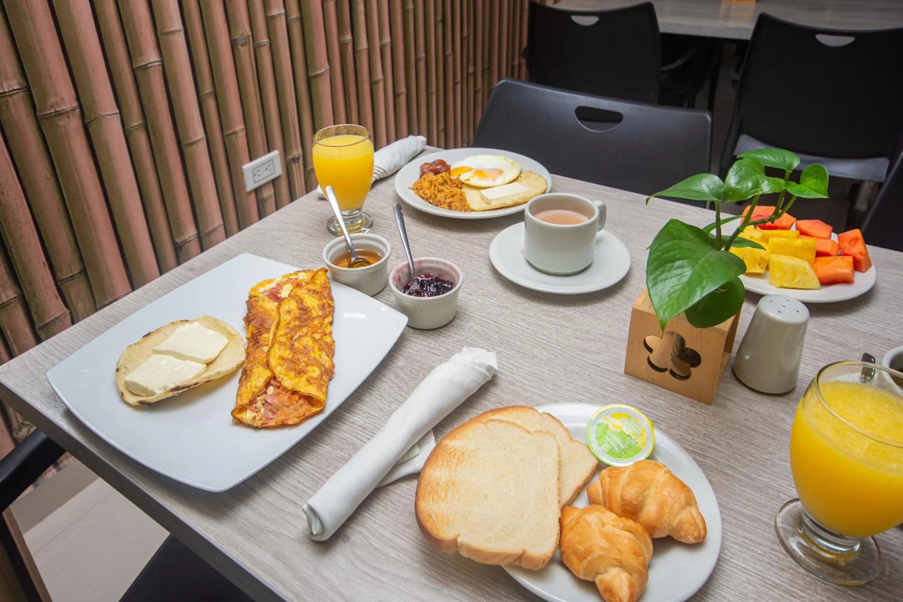 Breakfast in Hotel Laureles Plaza