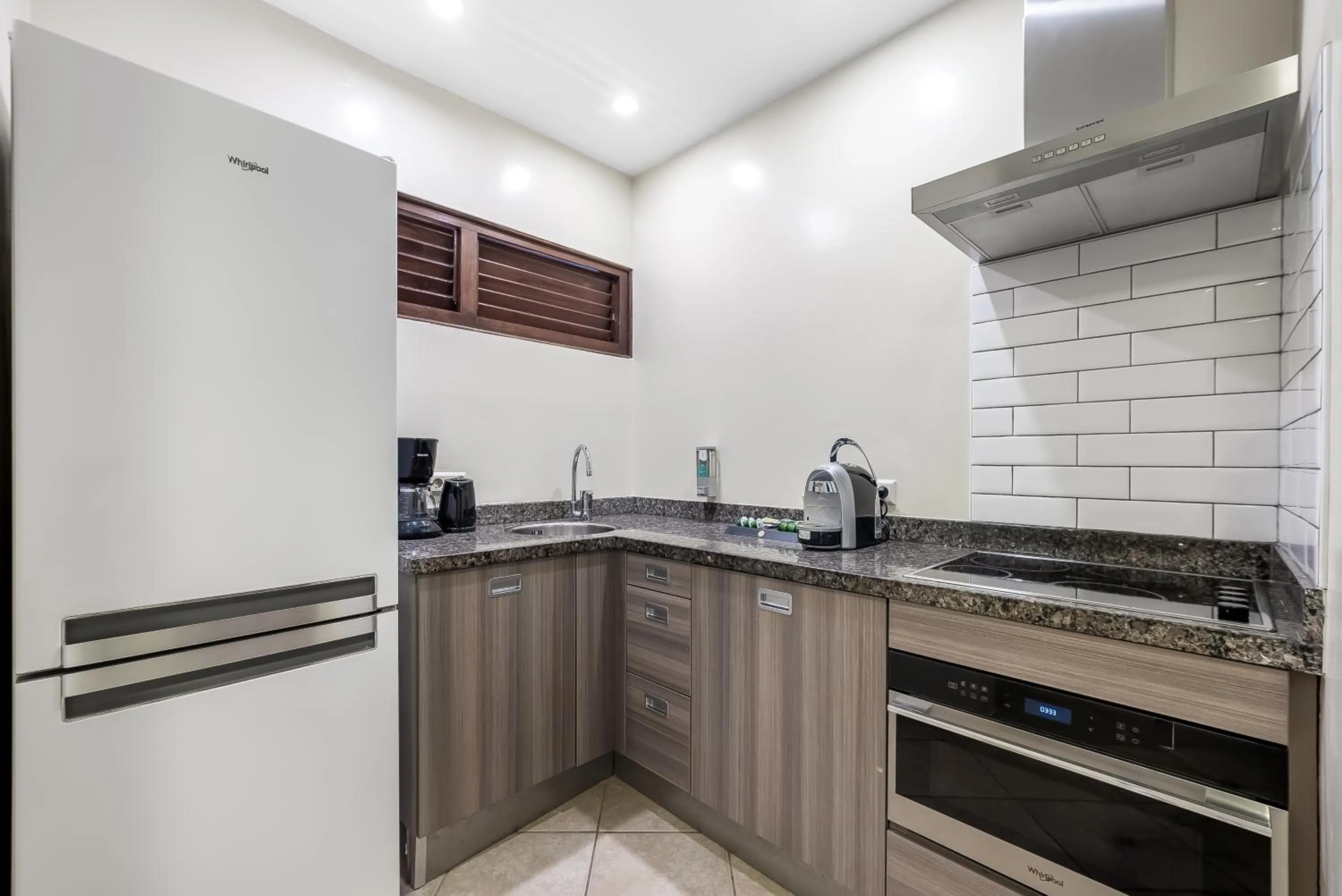 Kitchen or kitchenette in LionsDive Beach Resort