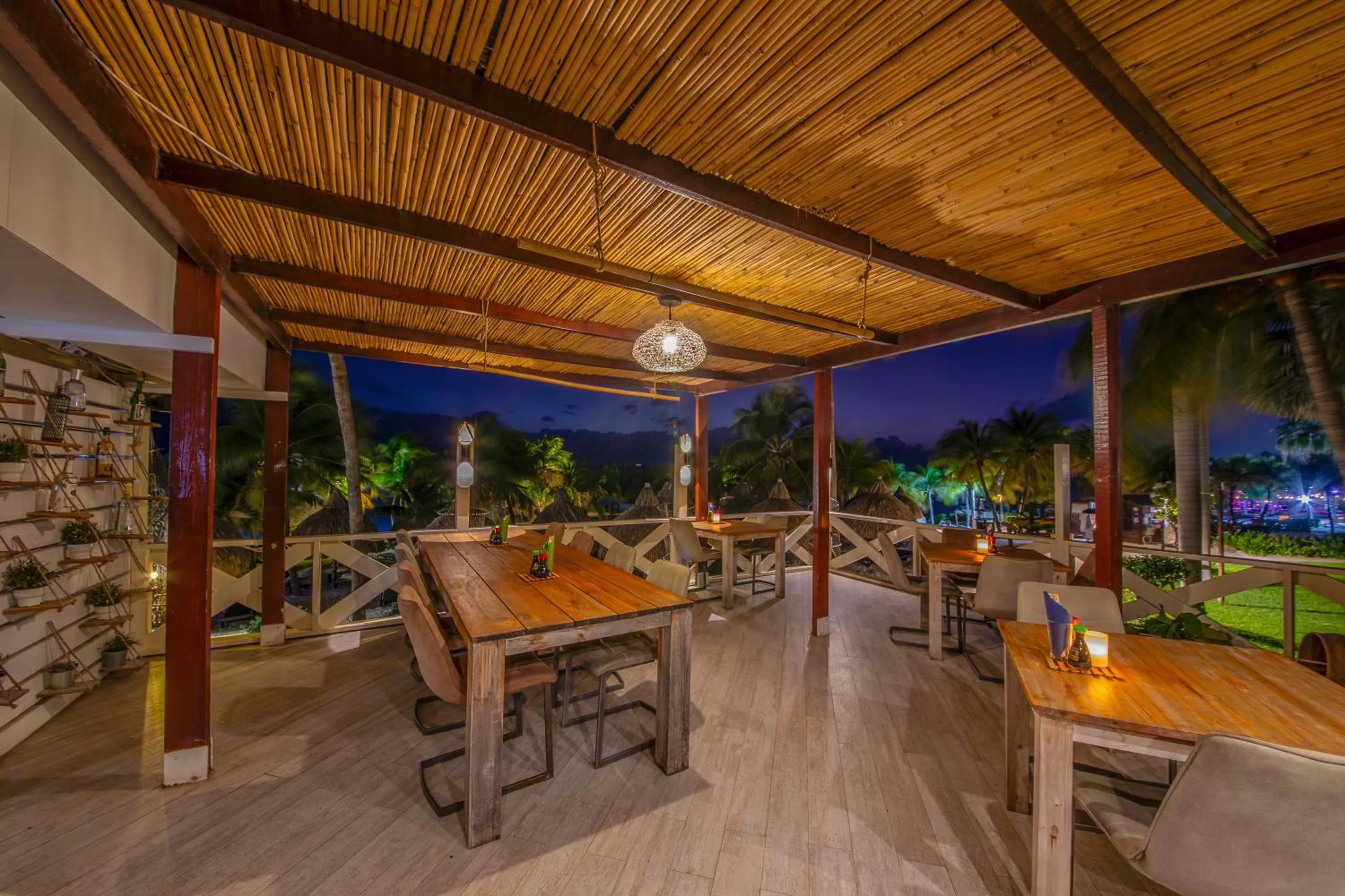 Restaurant/places to eat in LionsDive Beach Resort