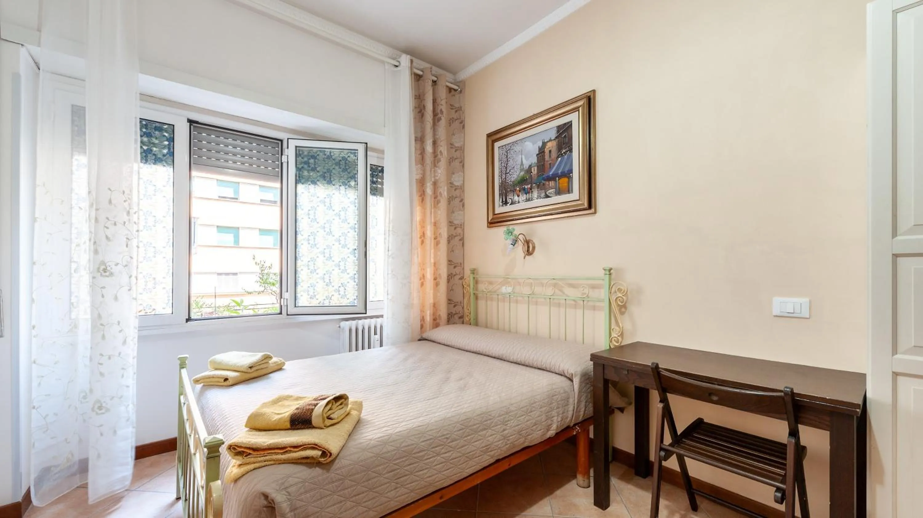 Bedroom in Vatican Rose