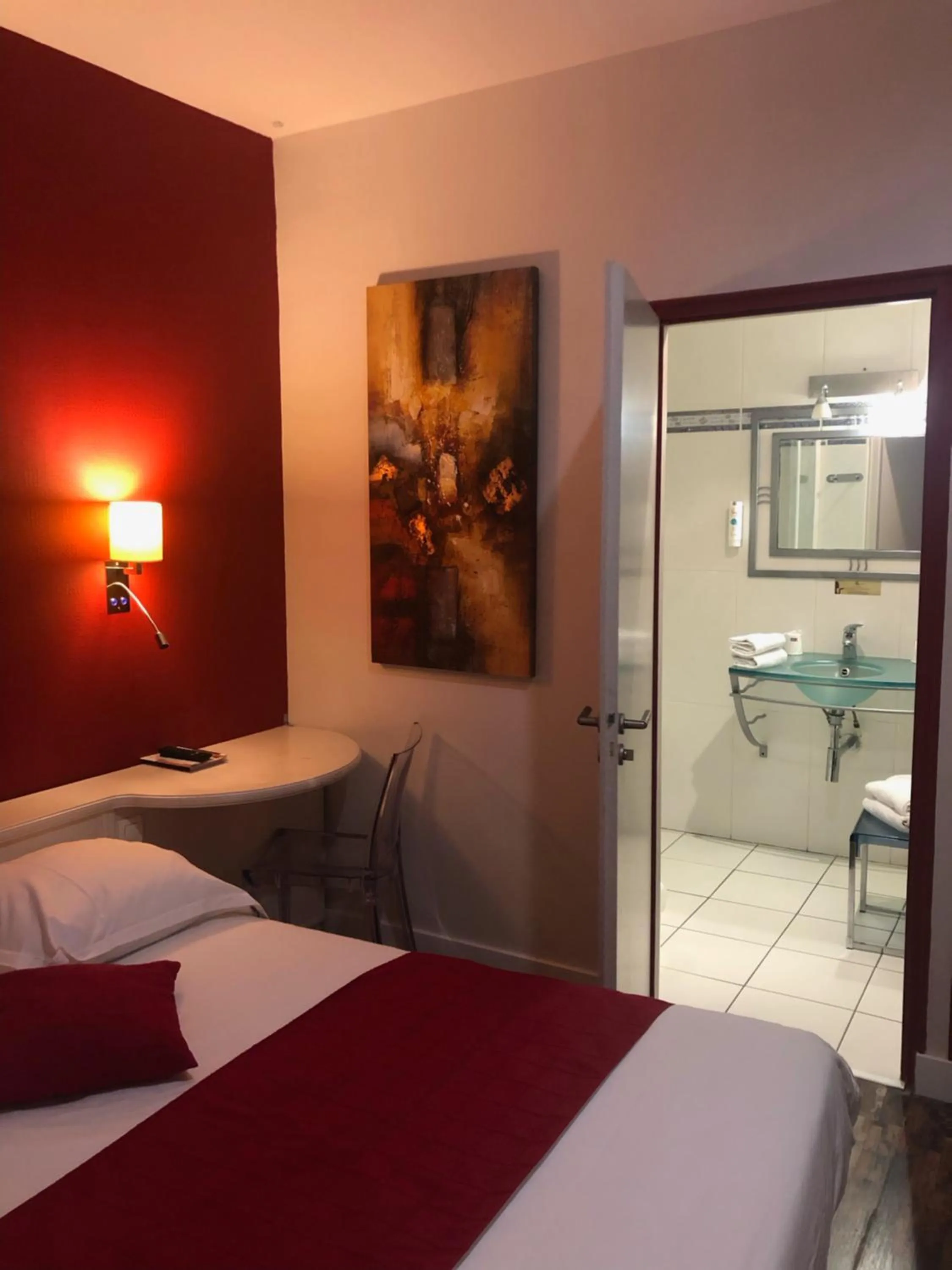 Bed in Cit'Hotel Europeen