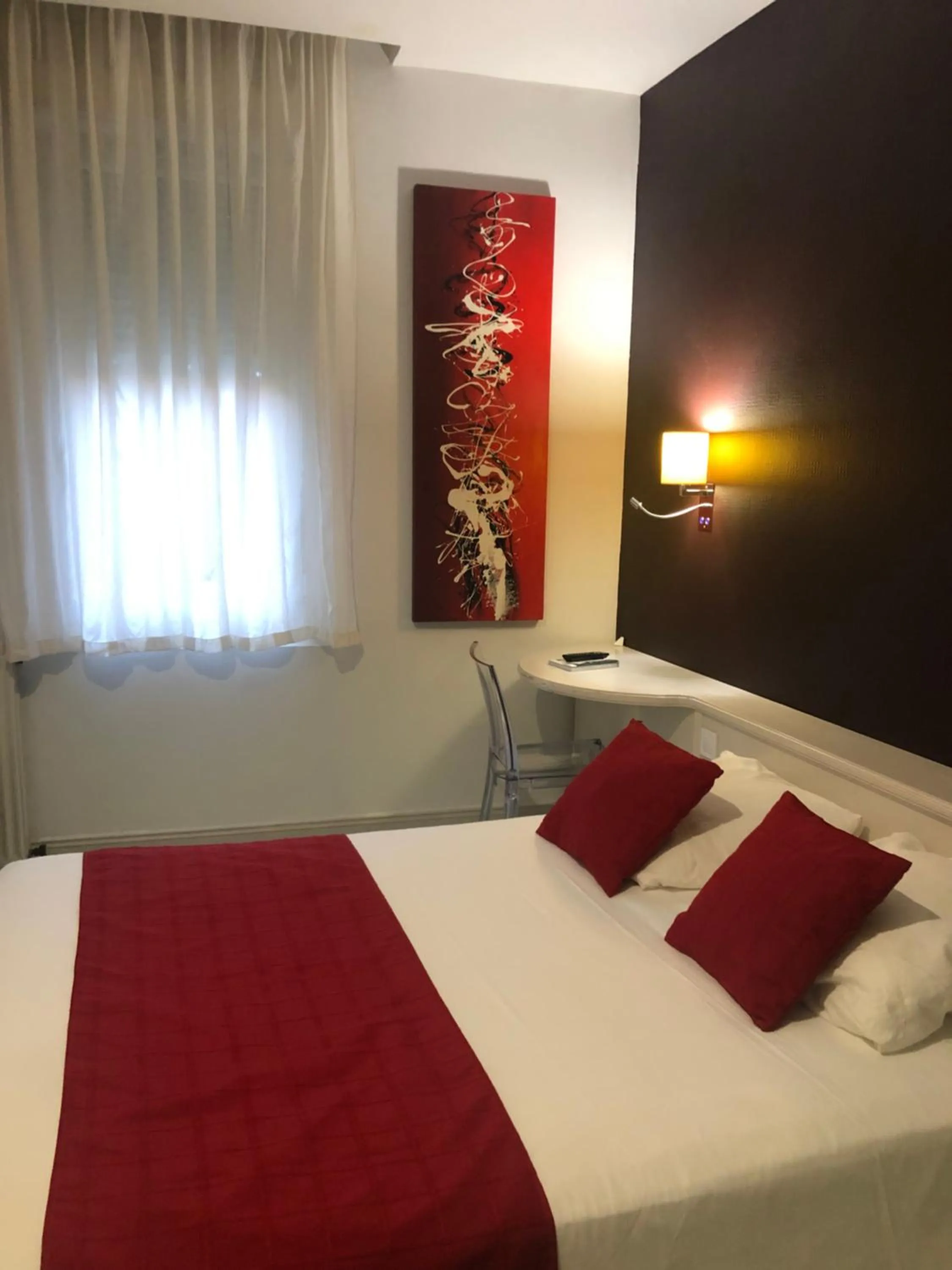 Bed in Cit'Hotel Europeen