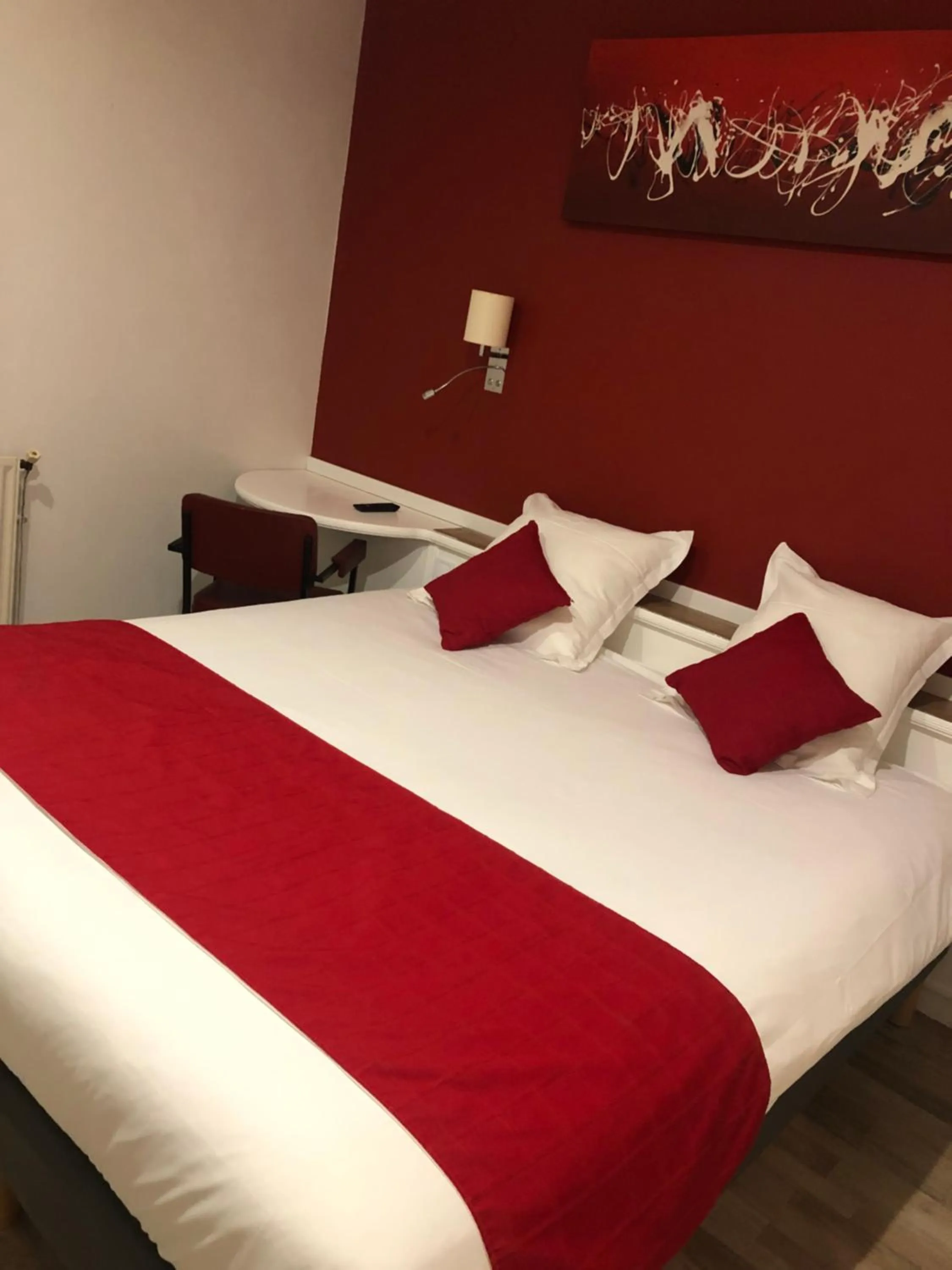 Bed in Cit'Hotel Europeen