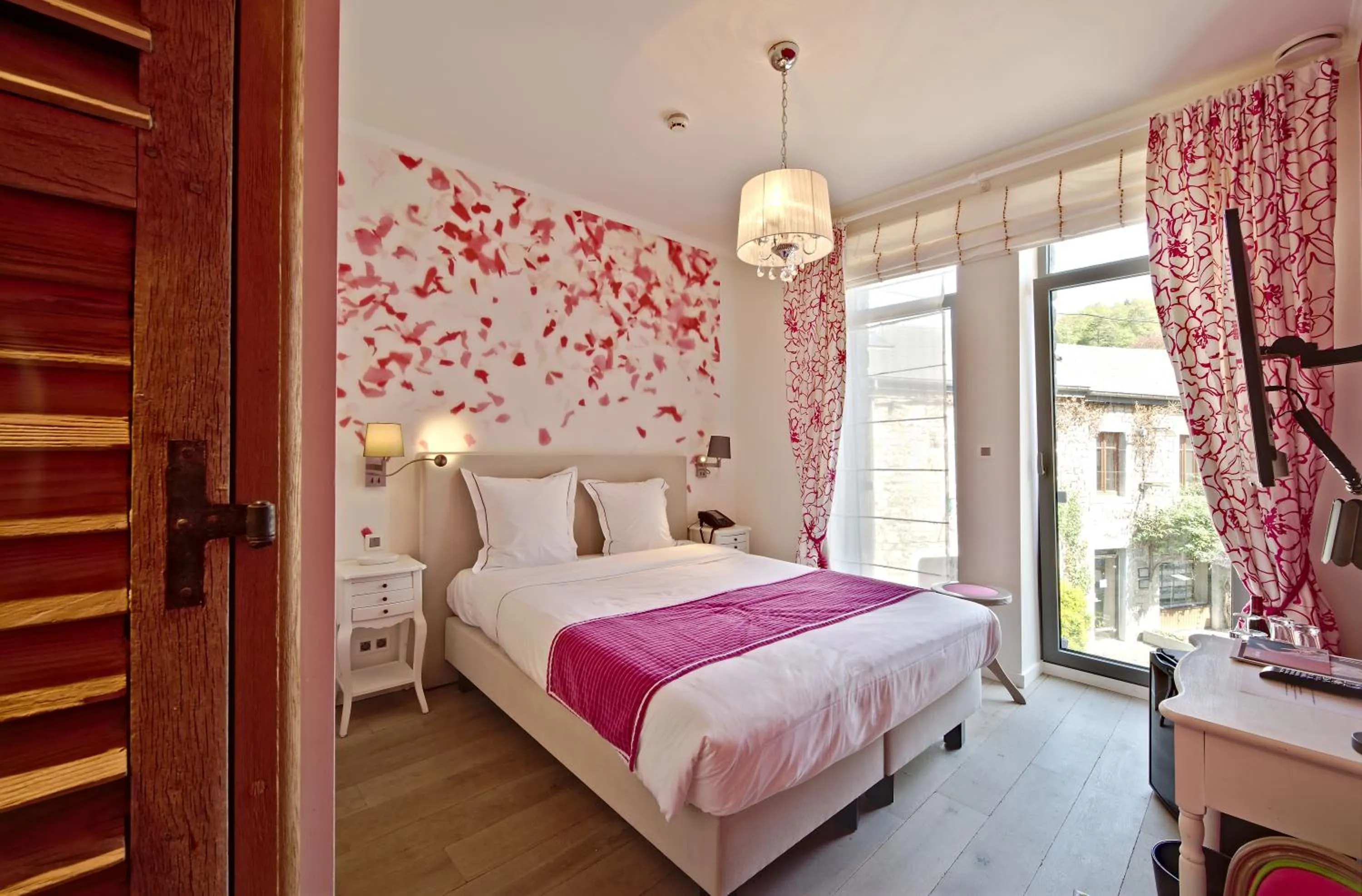 Photo of the whole room, Bed in Hotel Saint-Amour