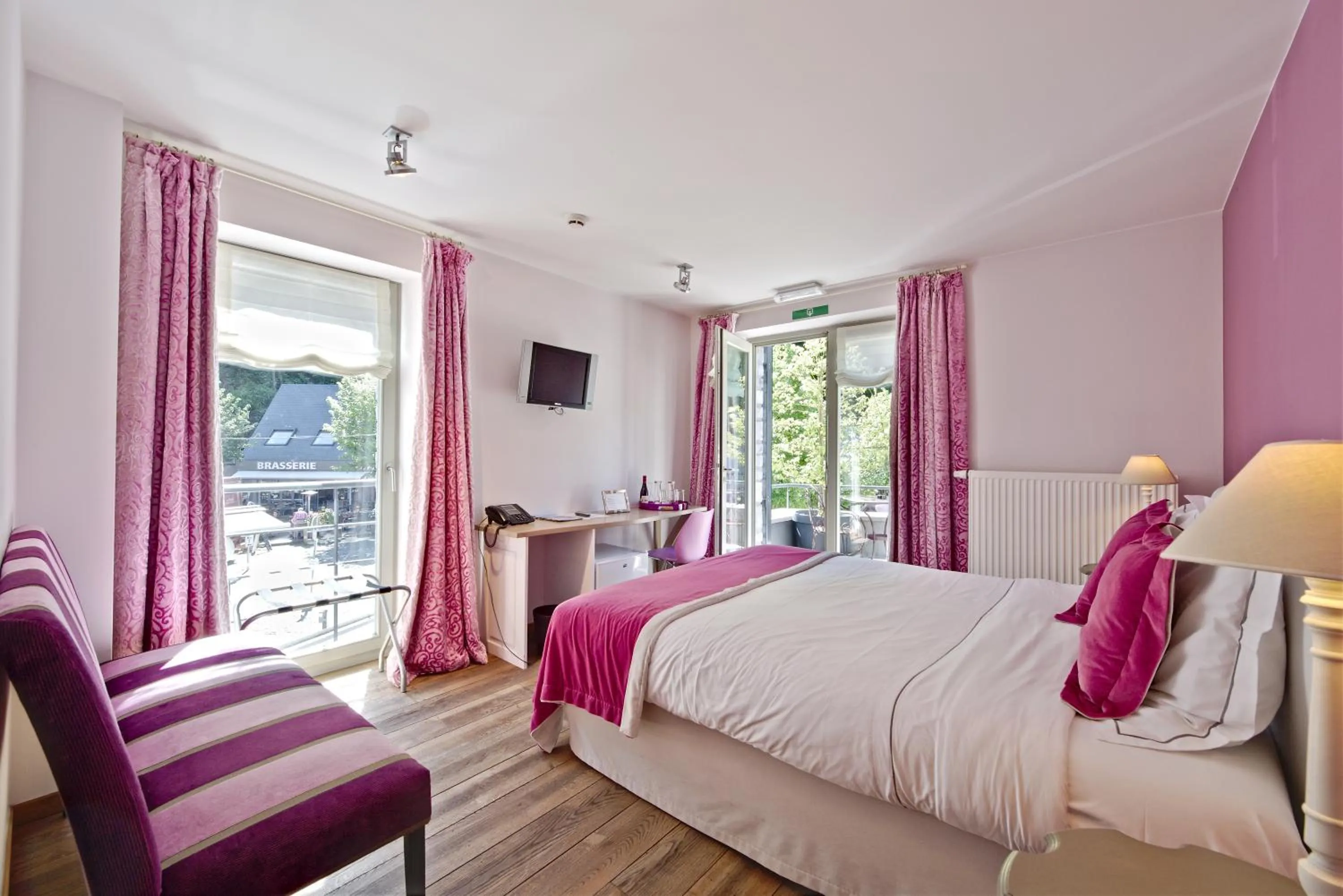 Photo of the whole room, Bed in Hotel Saint-Amour