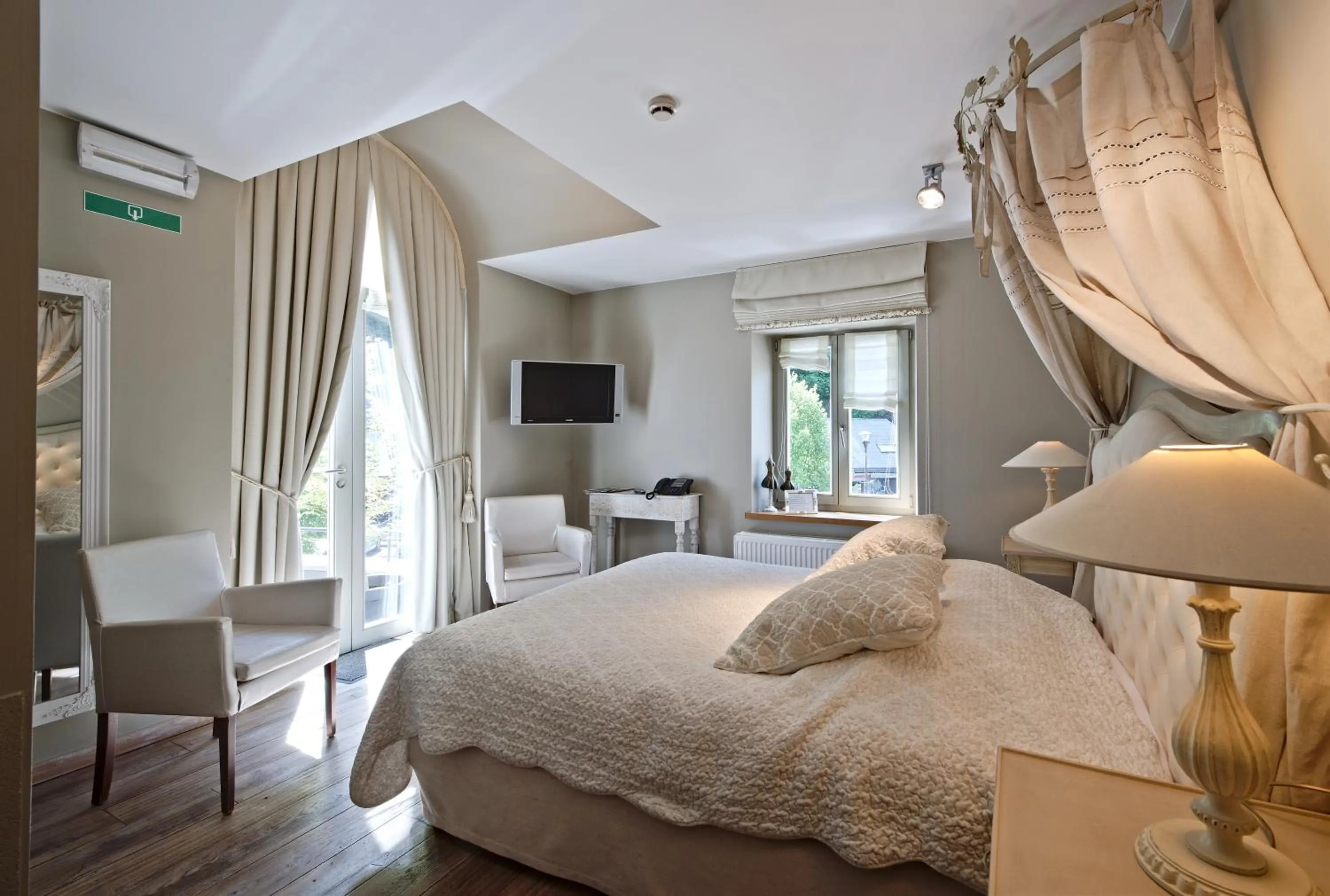 Photo of the whole room, Bed in Hotel Saint-Amour