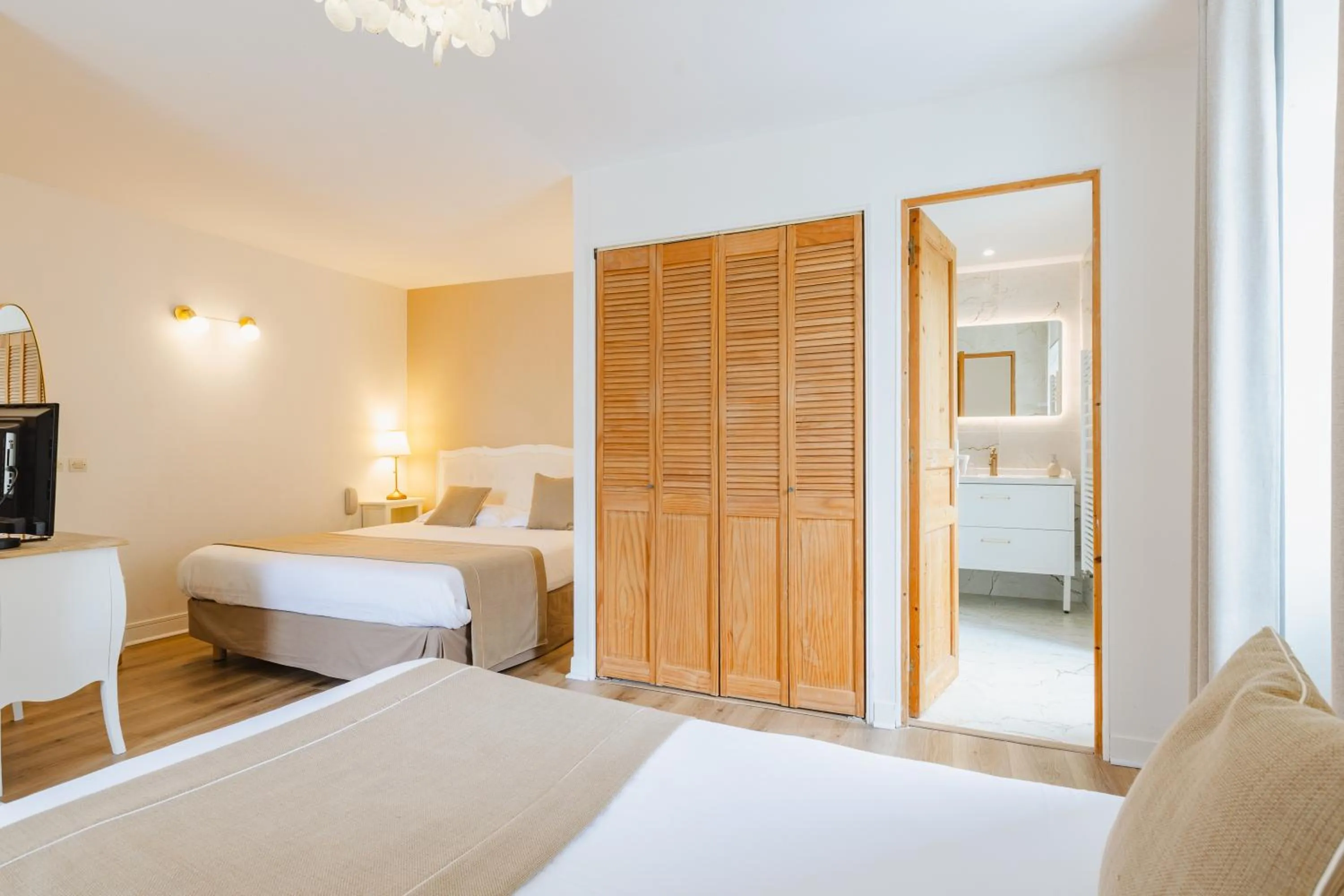 Bathroom, Bed in Demeures & Châteaux - Hôtel de la porte Saint-Malo - DINAN