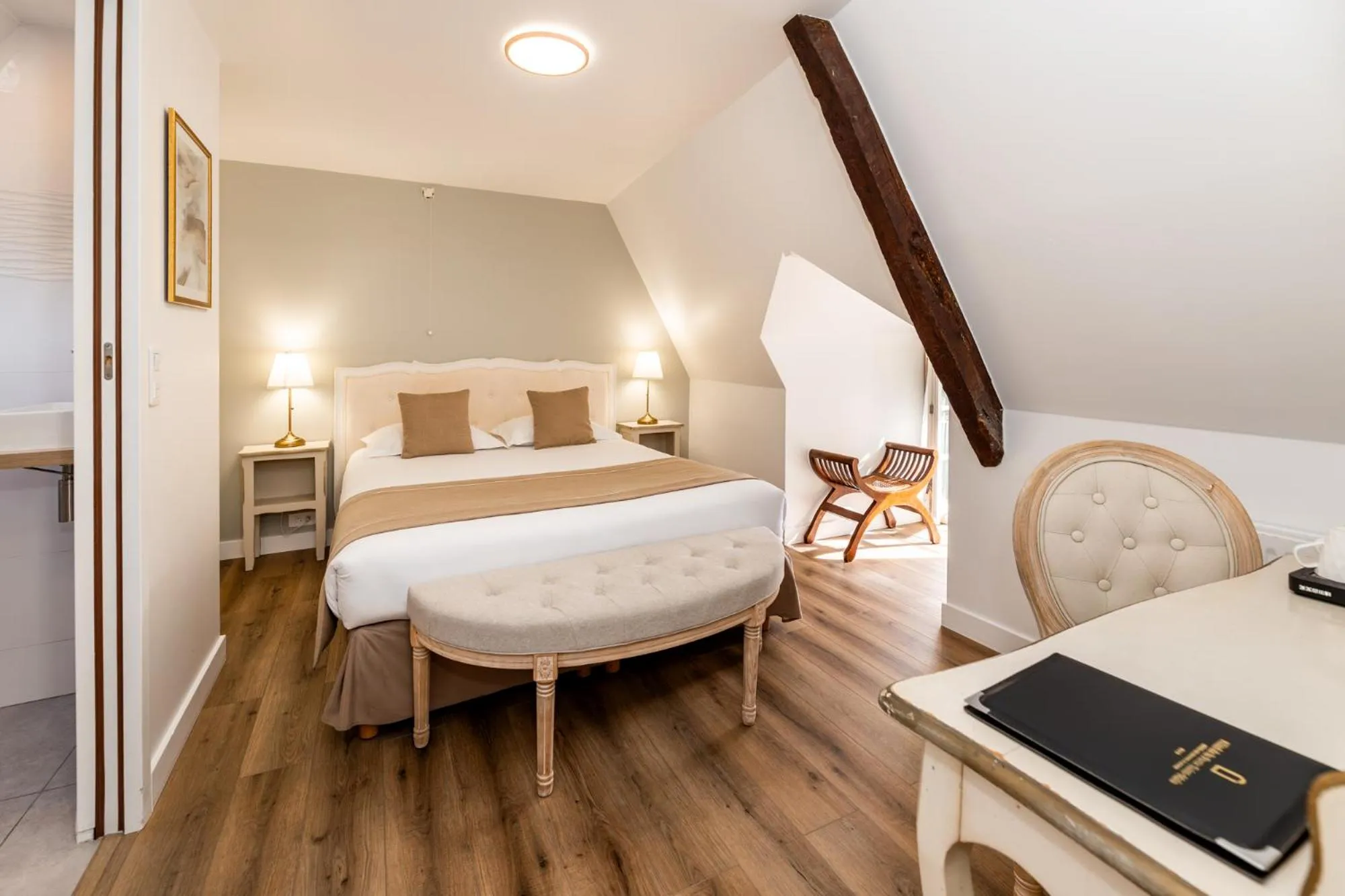 Photo of the whole room, Bed in Demeures & Châteaux - Hôtel de la porte Saint-Malo - DINAN