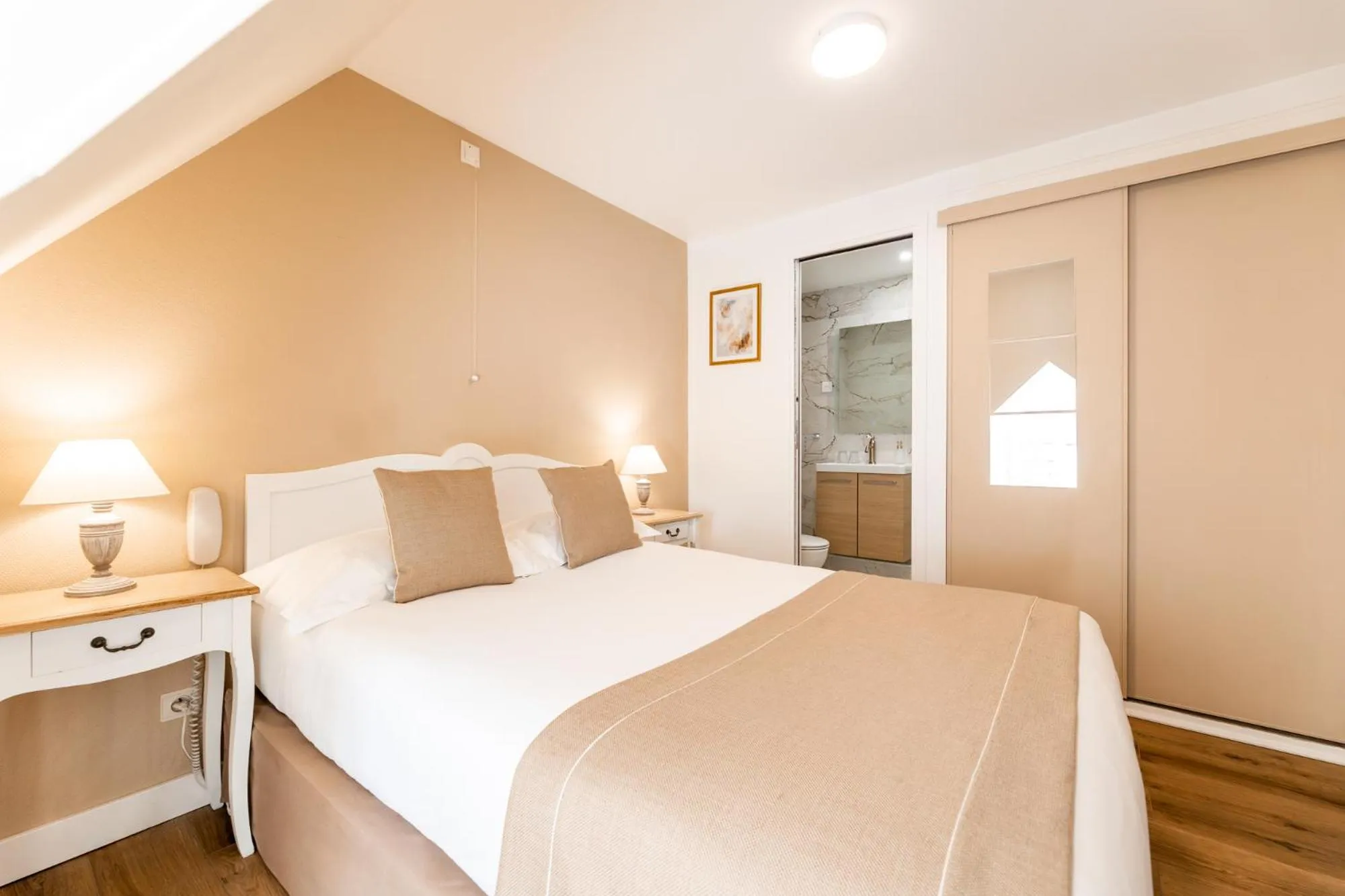 Photo of the whole room, Bed in Demeures & Châteaux - Hôtel de la porte Saint-Malo - DINAN