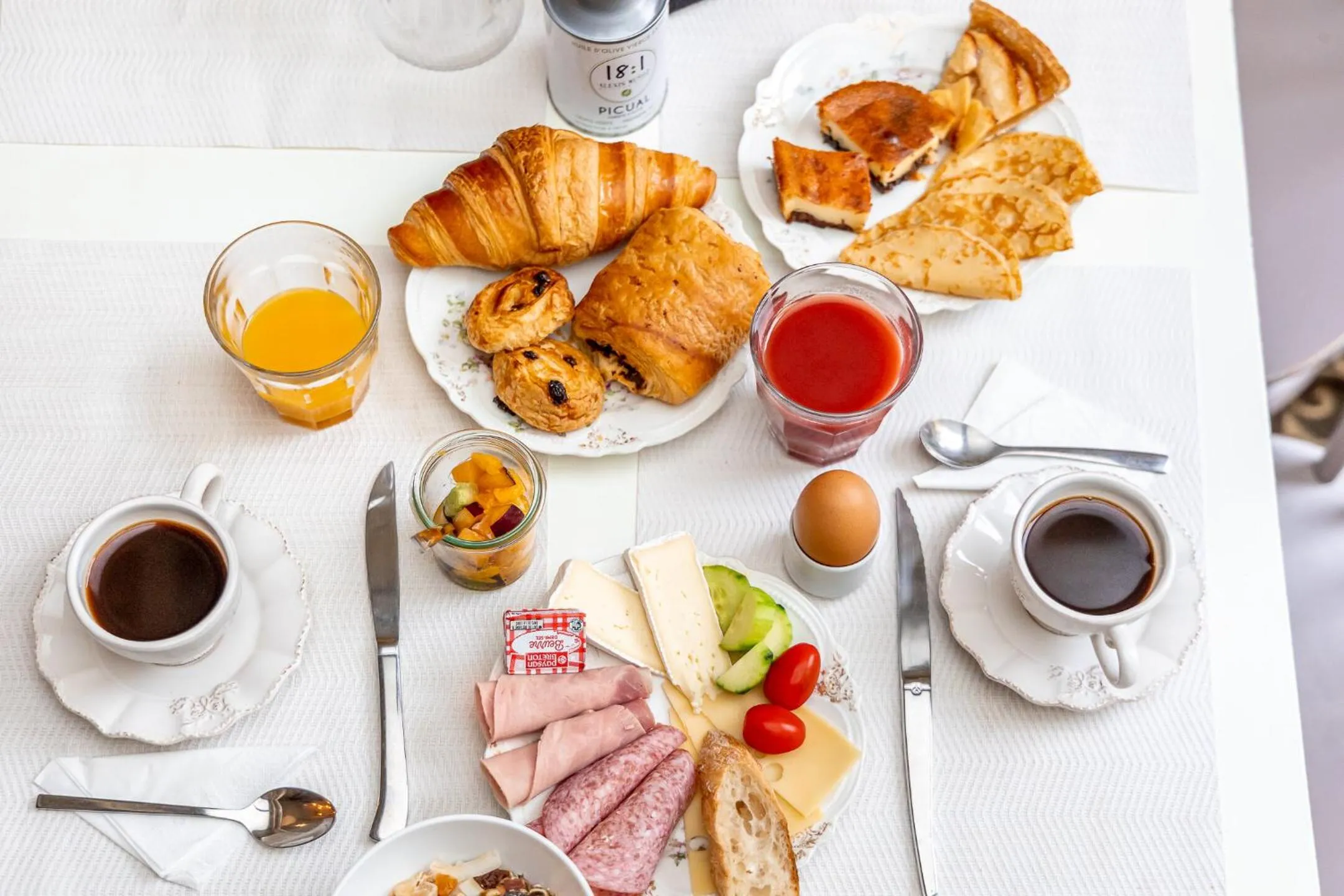 Breakfast in Demeures & Châteaux - Hôtel de la porte Saint-Malo - DINAN