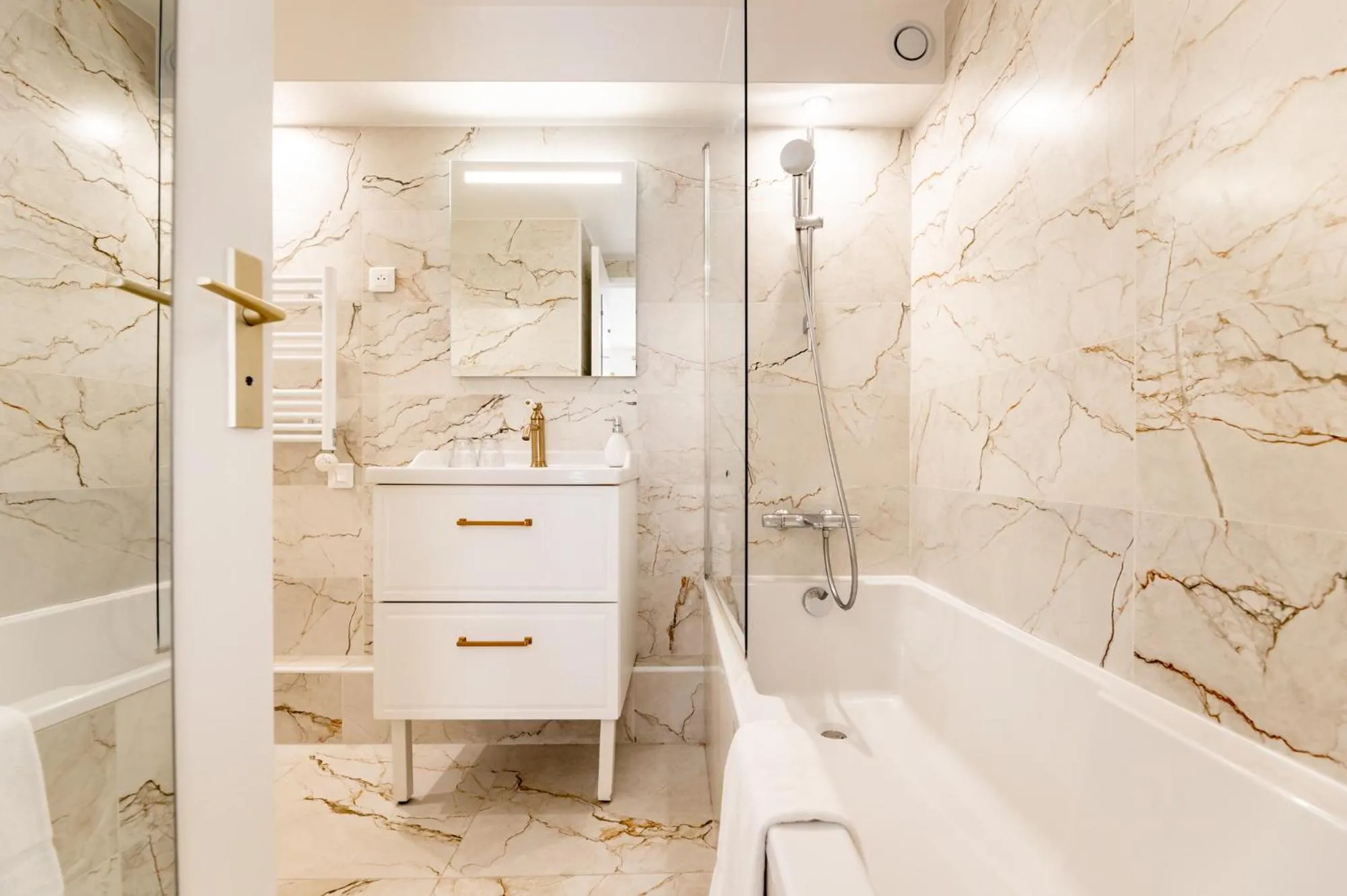 Bathroom in Demeures & Châteaux - Hôtel de la porte Saint-Malo - DINAN