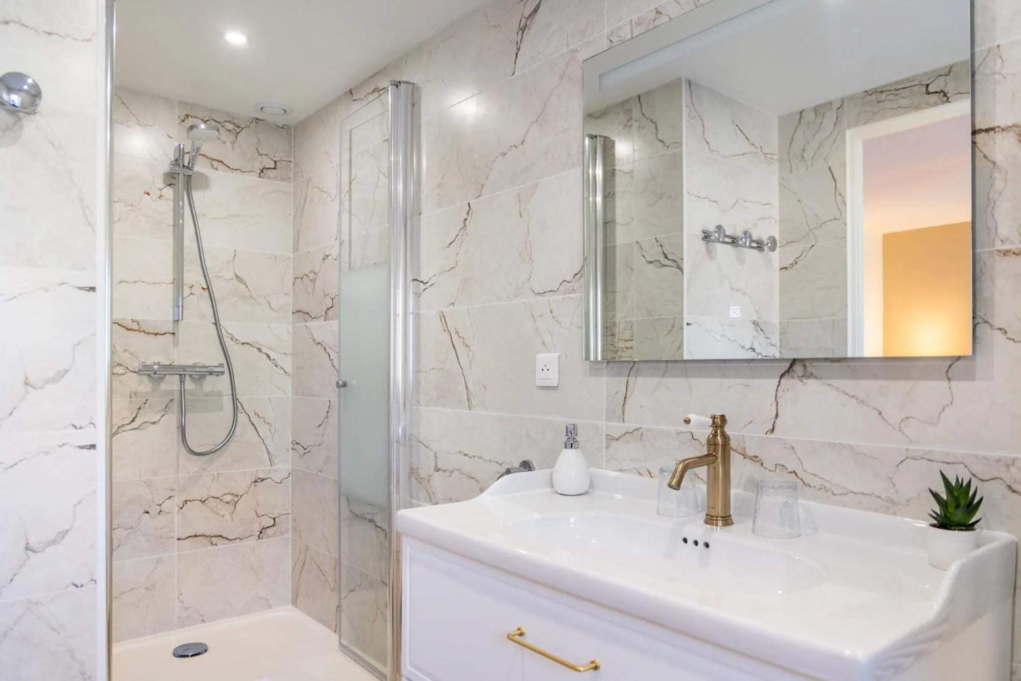 Shower in Demeures & Châteaux - Hôtel de la porte Saint-Malo - DINAN