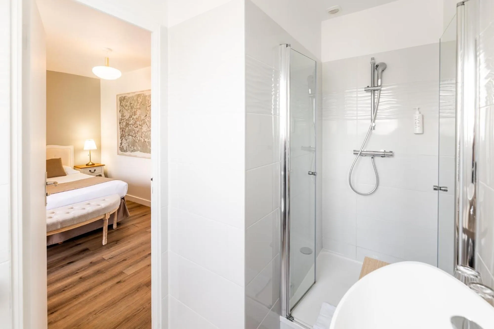 Shower, Bed in Demeures & Châteaux - Hôtel de la porte Saint-Malo - DINAN