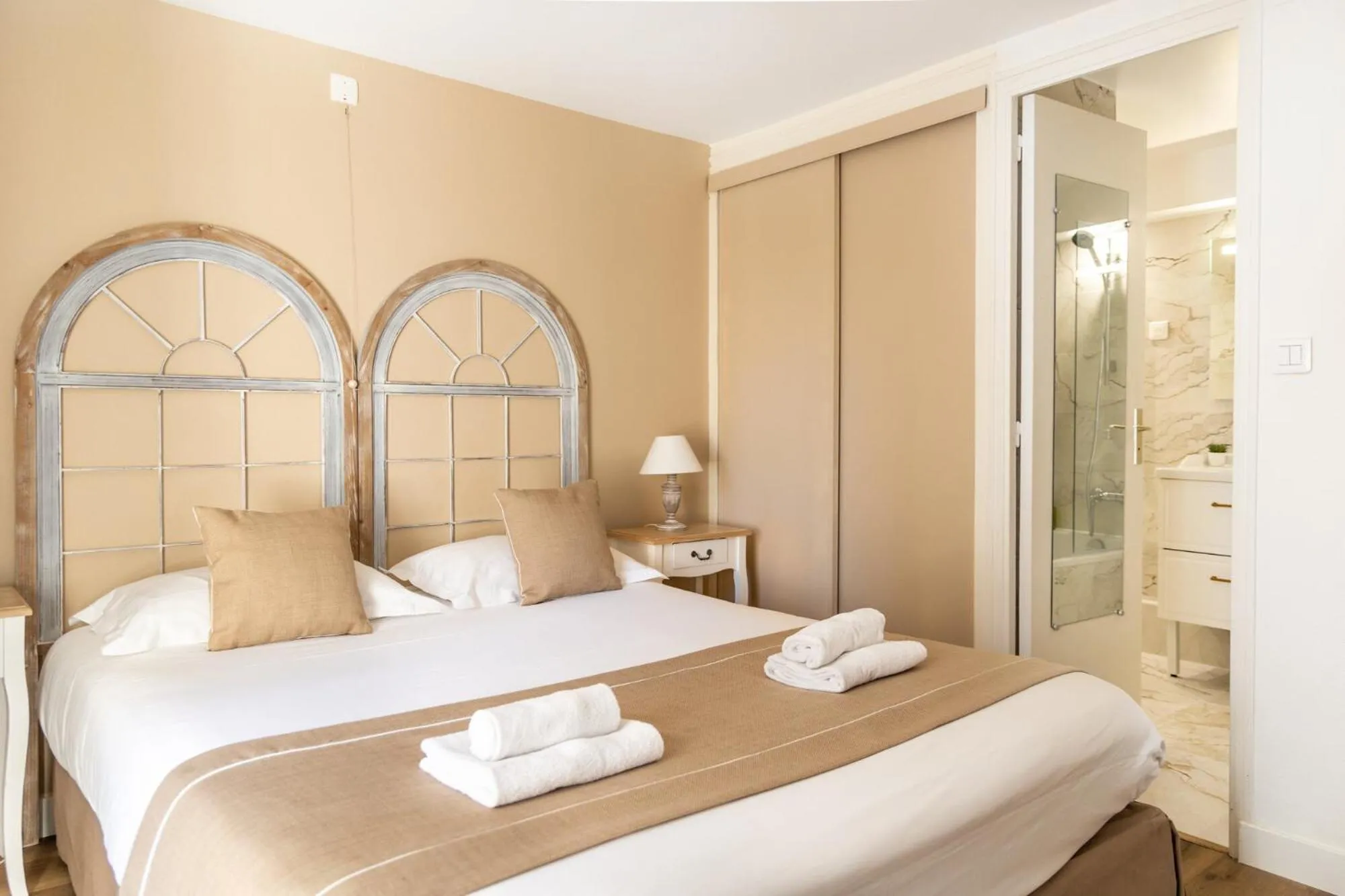 Bathroom, Bed in Demeures & Châteaux - Hôtel de la porte Saint-Malo - DINAN