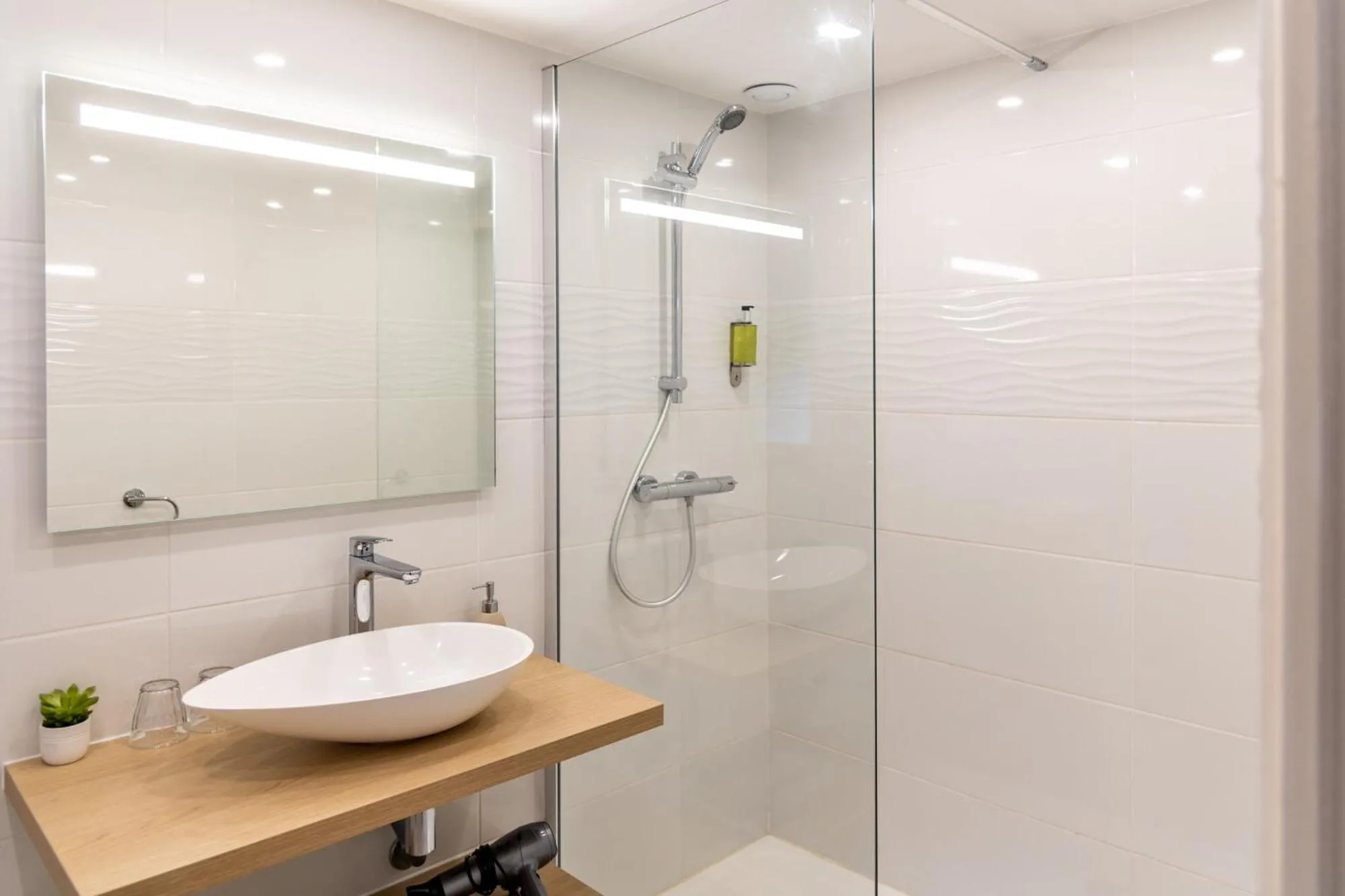 Shower in Demeures & Châteaux - Hôtel de la porte Saint-Malo - DINAN