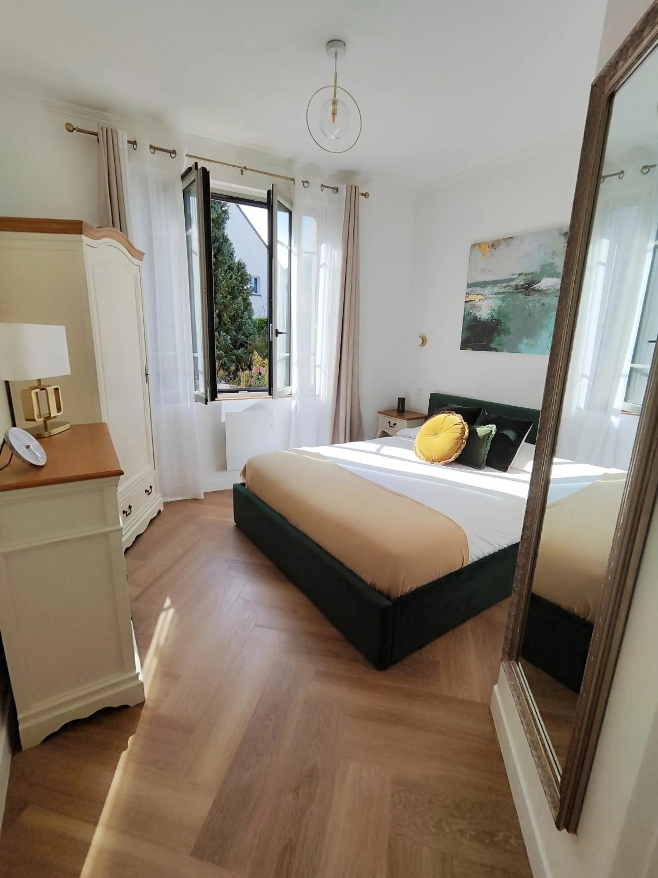 Bedroom, Bed in Demeures & Châteaux - Hôtel de la porte Saint-Malo - DINAN