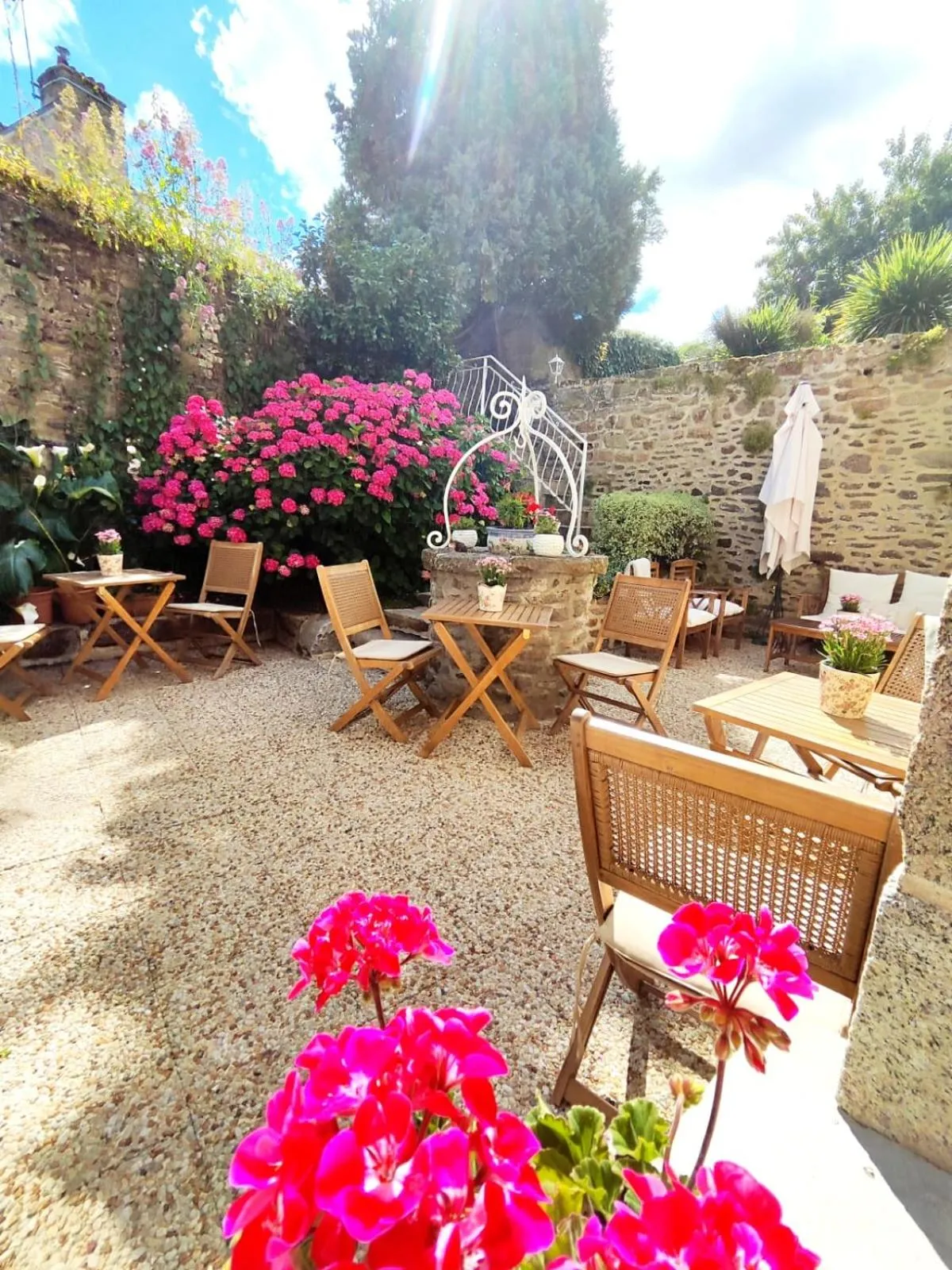 Patio in Demeures & Châteaux - Hôtel de la porte Saint-Malo - DINAN