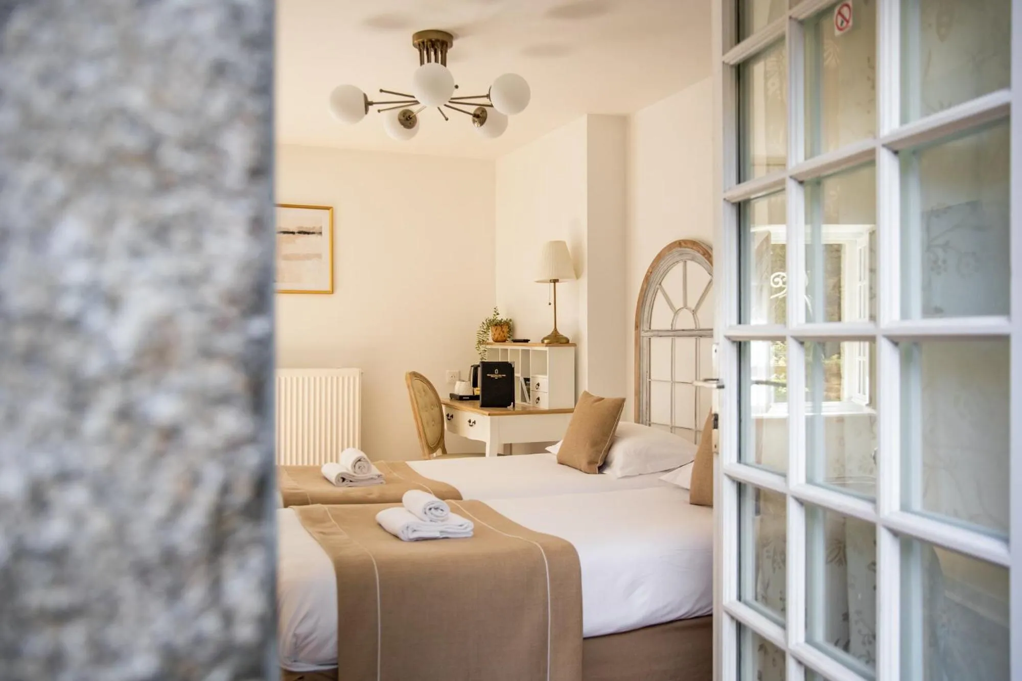 Patio, Bed in Demeures & Châteaux - Hôtel de la porte Saint-Malo - DINAN