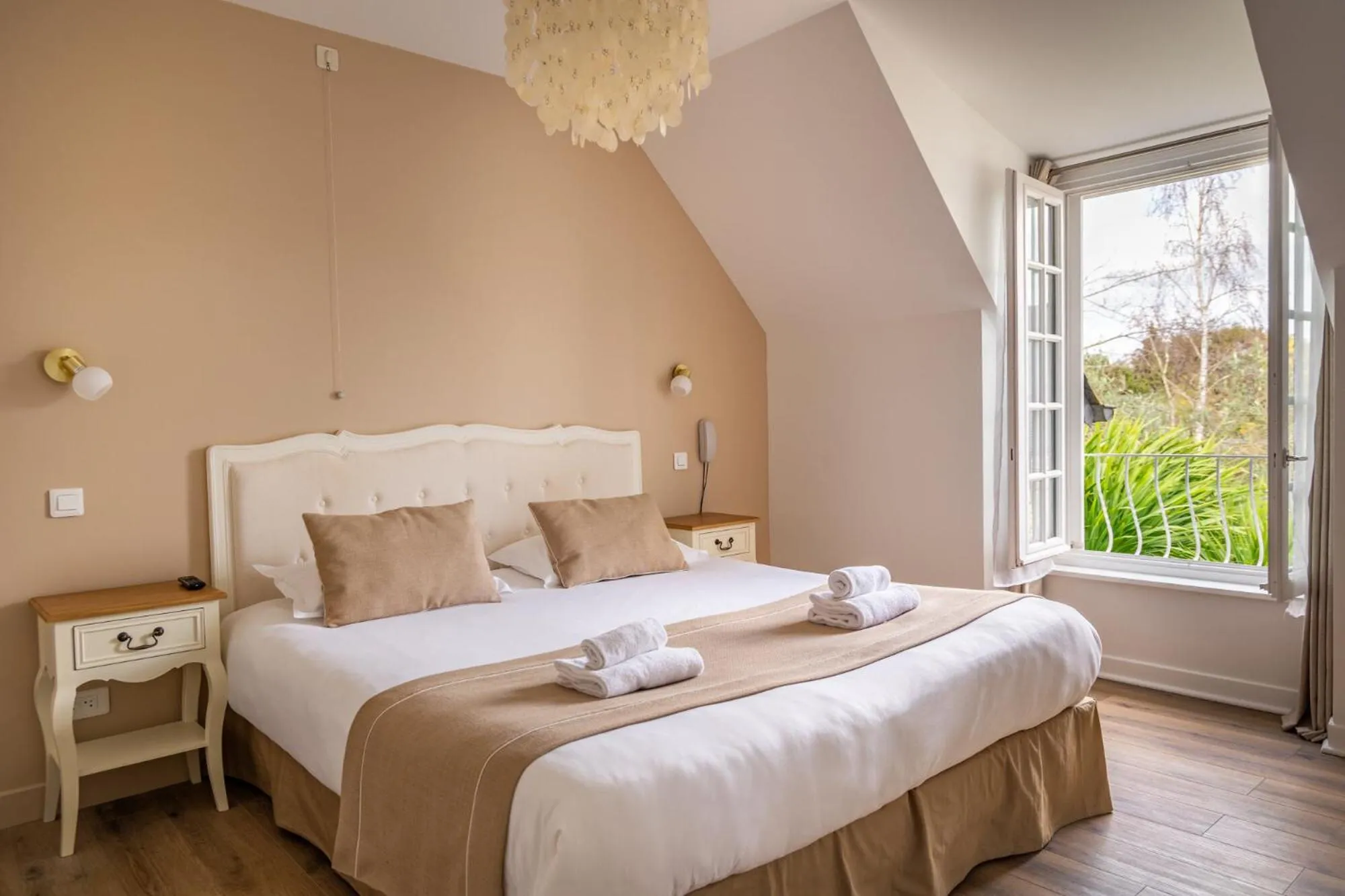 Garden view, Bed in Demeures & Châteaux - Hôtel de la porte Saint-Malo - DINAN