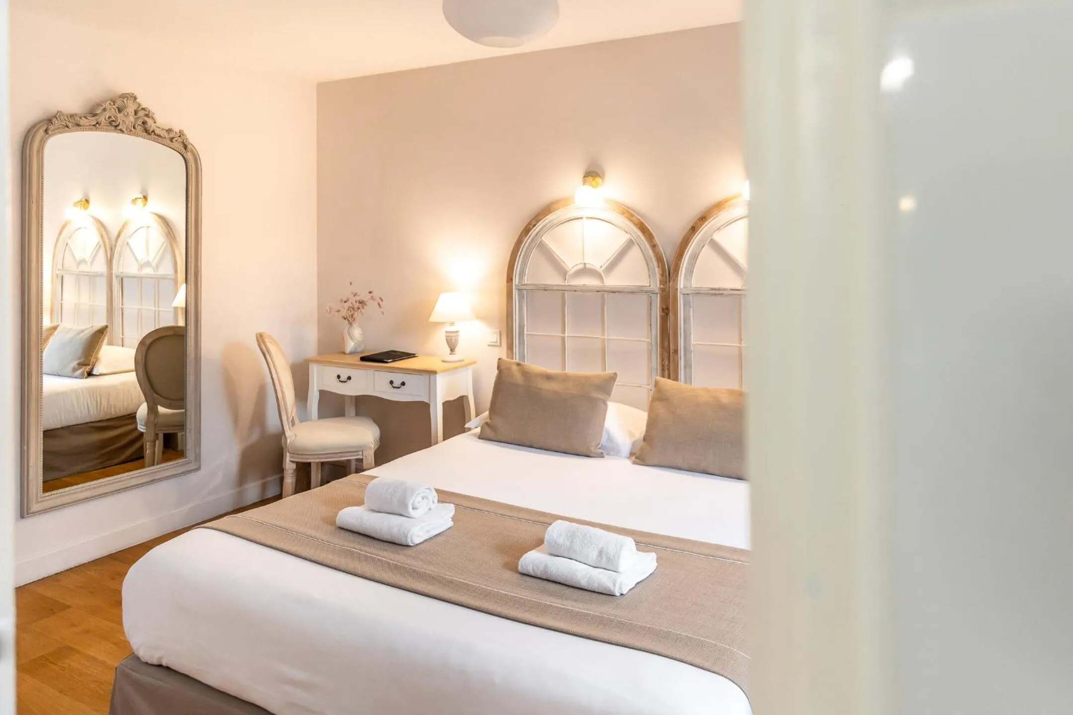 Bed in Demeures & Châteaux - Hôtel de la porte Saint-Malo - DINAN