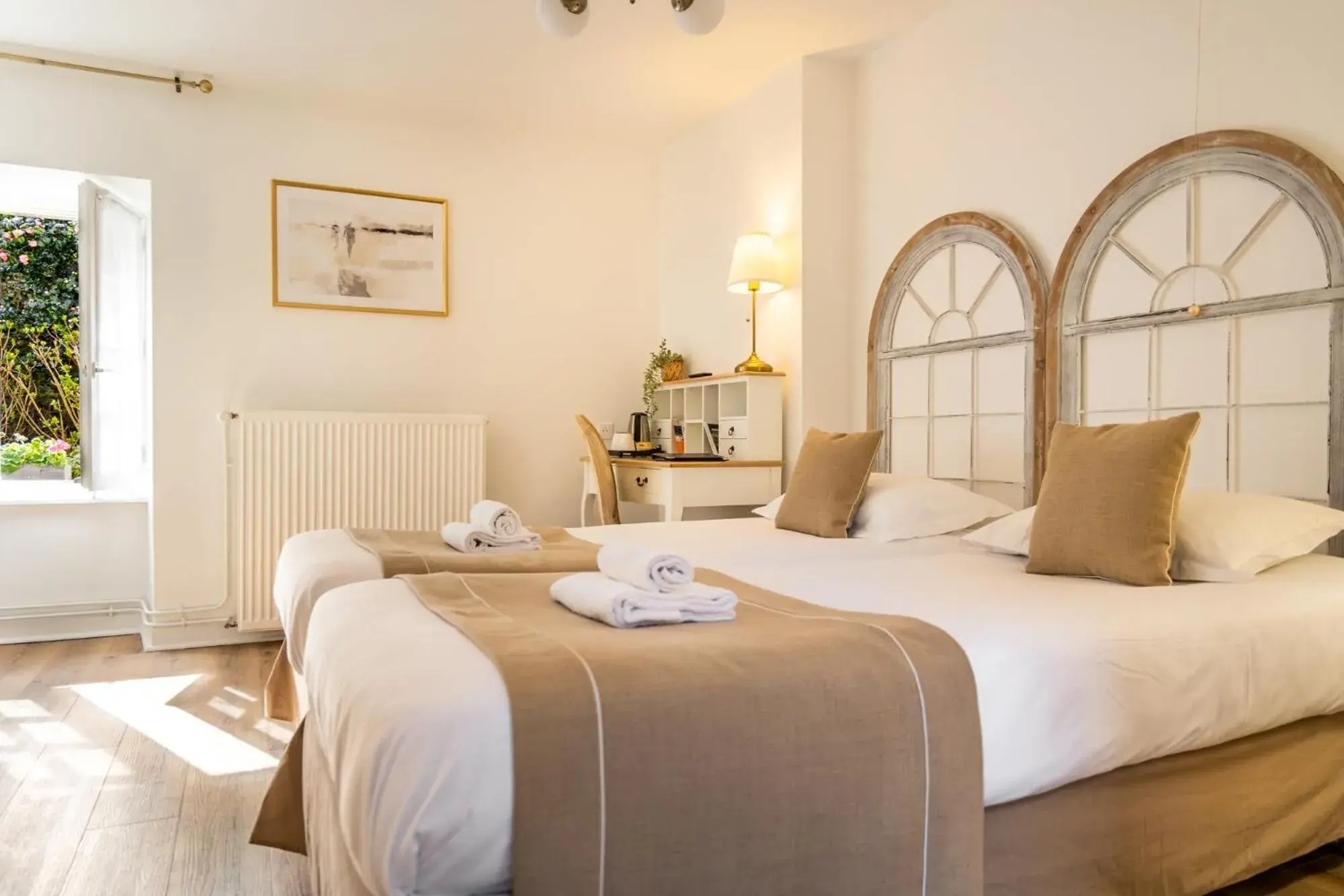 Twin Room in Demeures & Châteaux - Hôtel de la porte Saint-Malo - DINAN Twin Room in Demeures & Châteaux - Hôtel de la porte Saint-Malo - DINAN