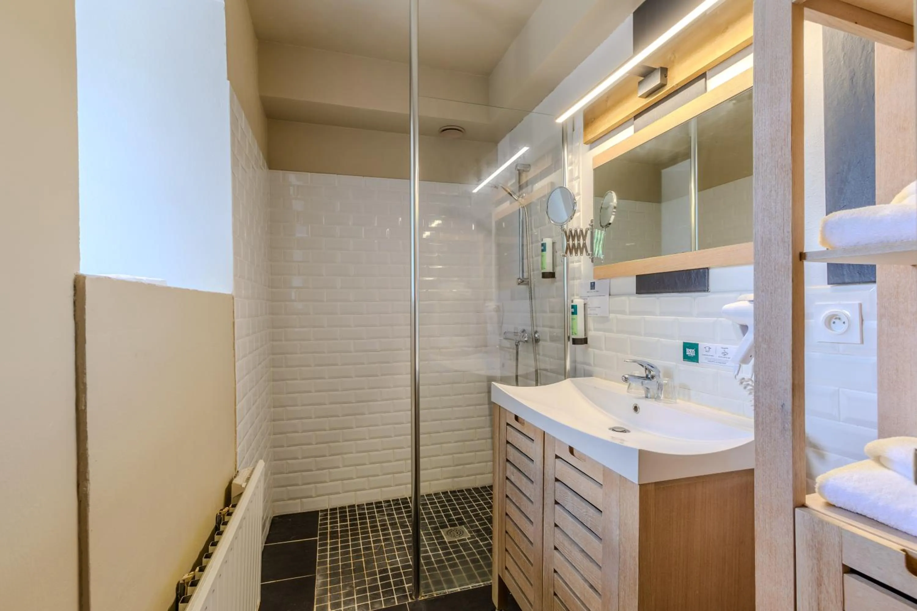 Bathroom in Logis Hôtel Le Manoir Des Portes