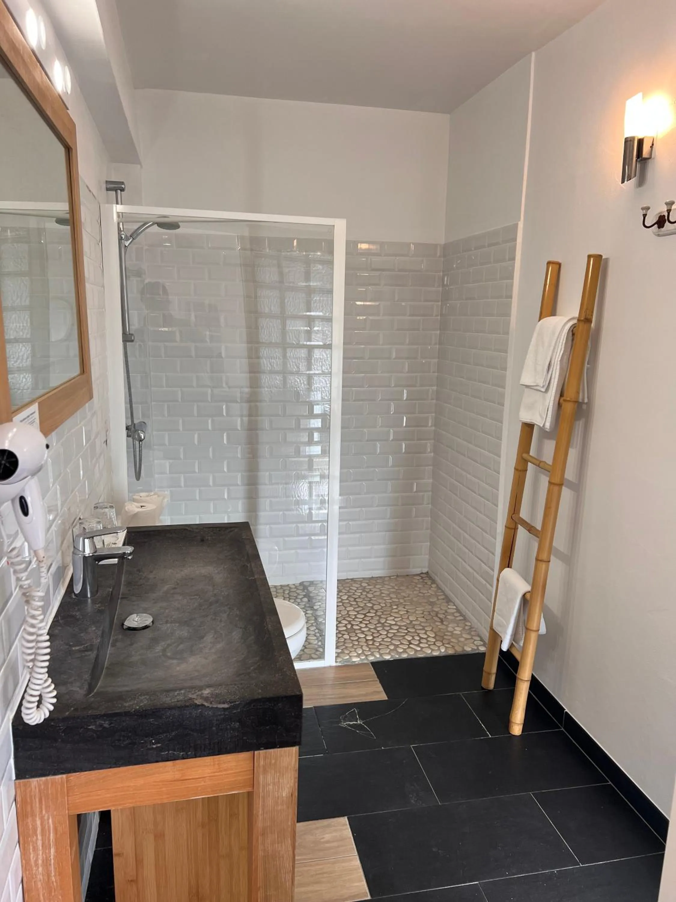 Bathroom in Logis Hôtel Le Manoir Des Portes