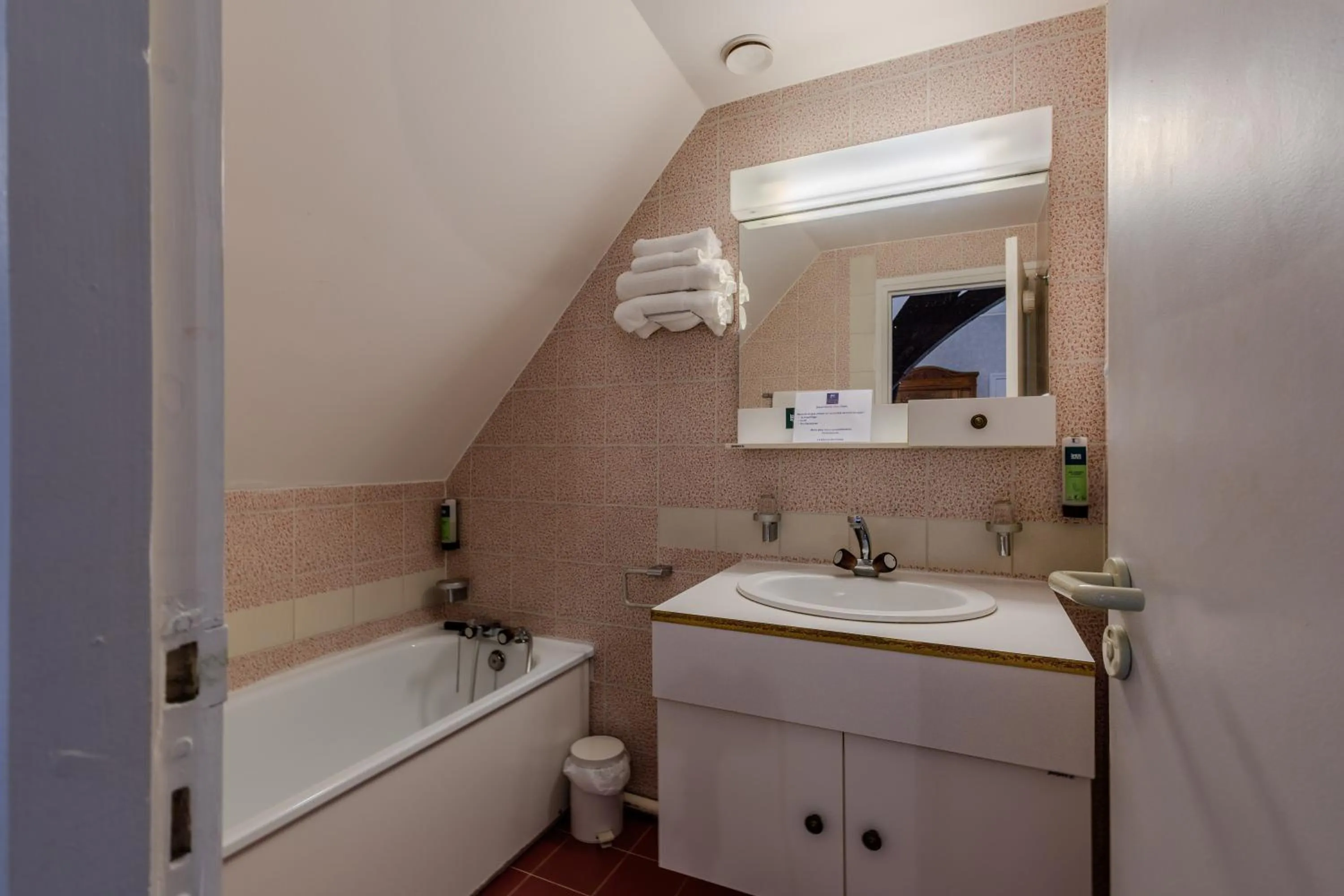 Bathroom in Logis Hôtel Le Manoir Des Portes