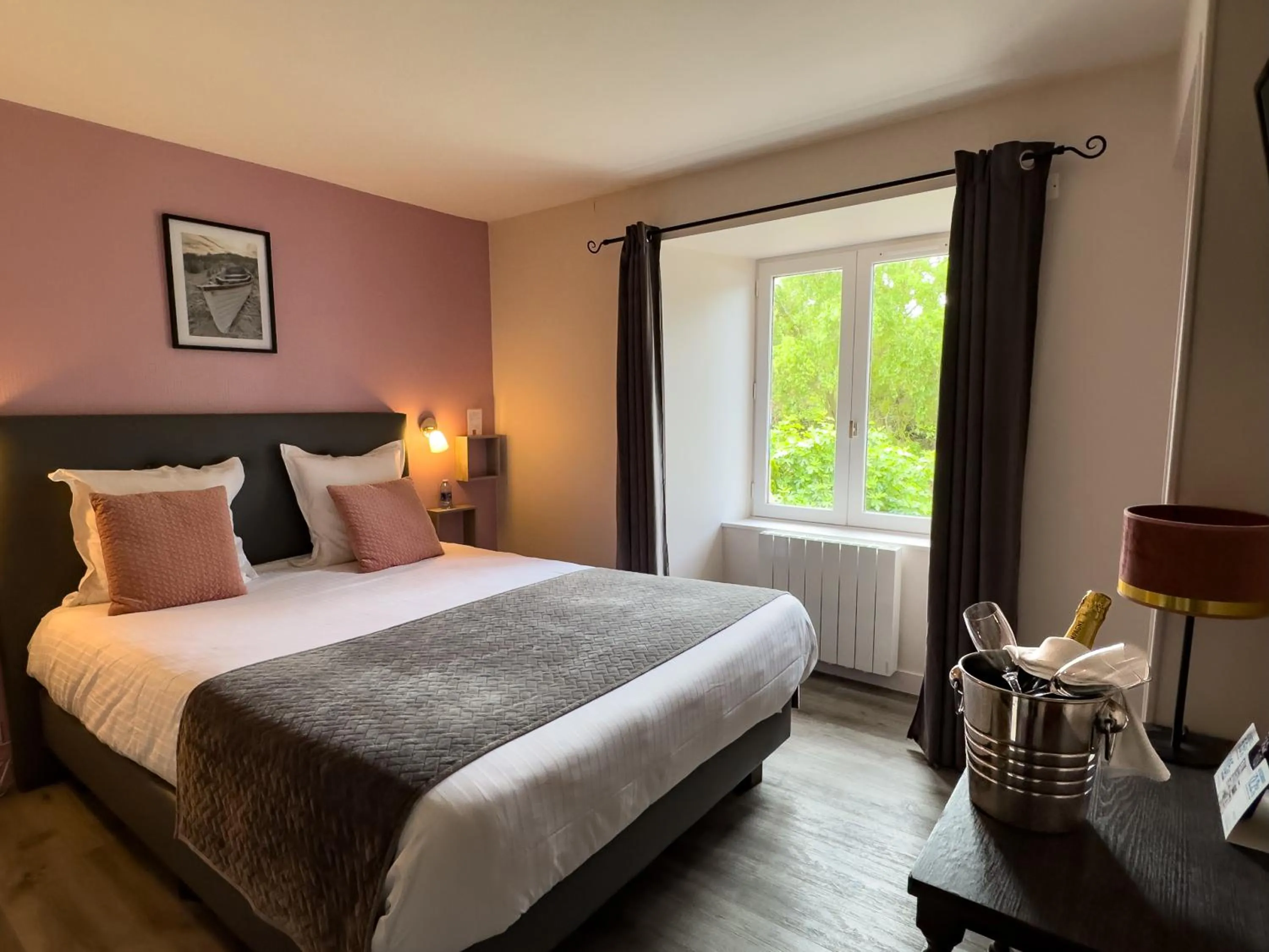 Bedroom, Bed in Logis Hôtel Le Manoir Des Portes