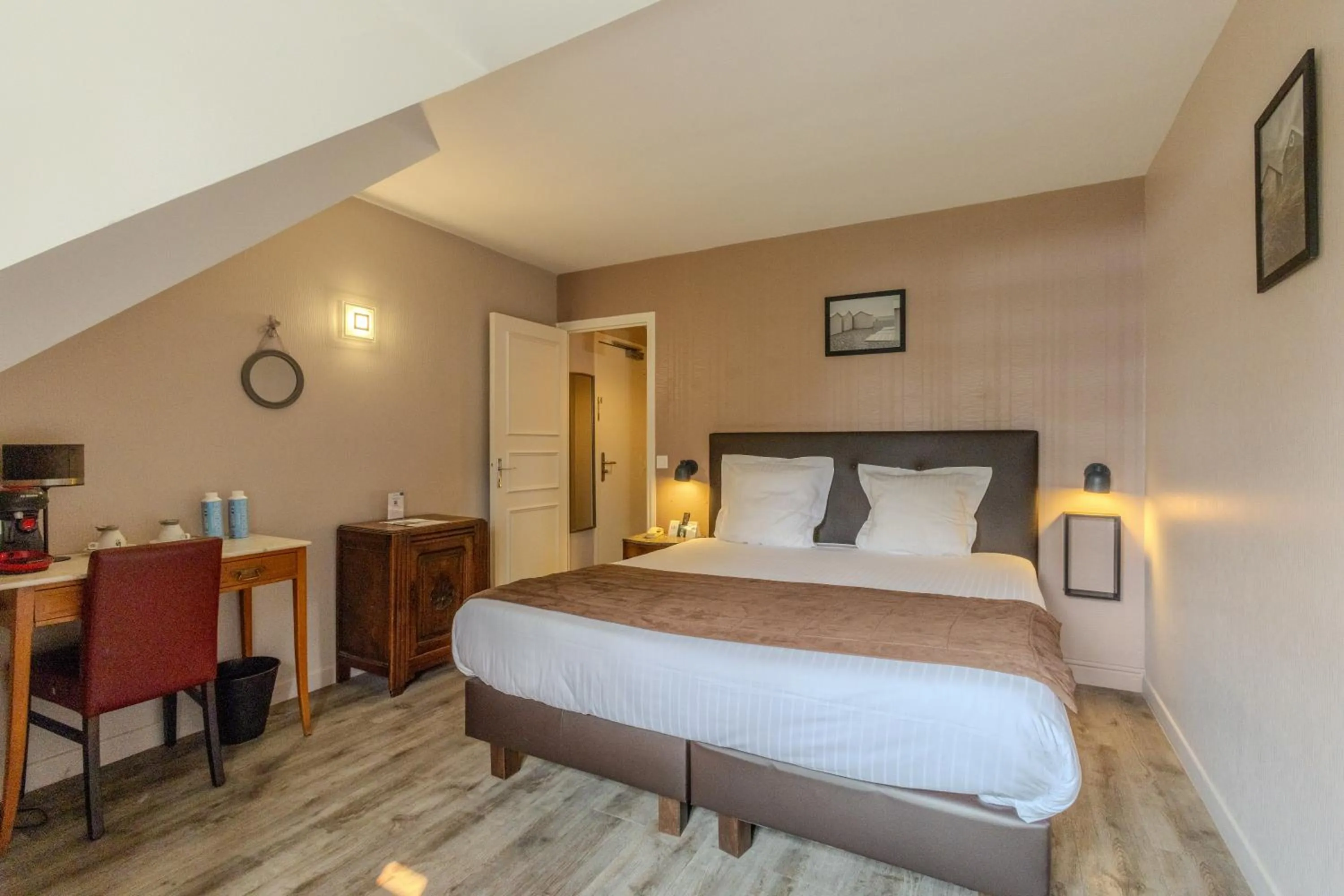 Bed in Logis Hôtel Le Manoir Des Portes